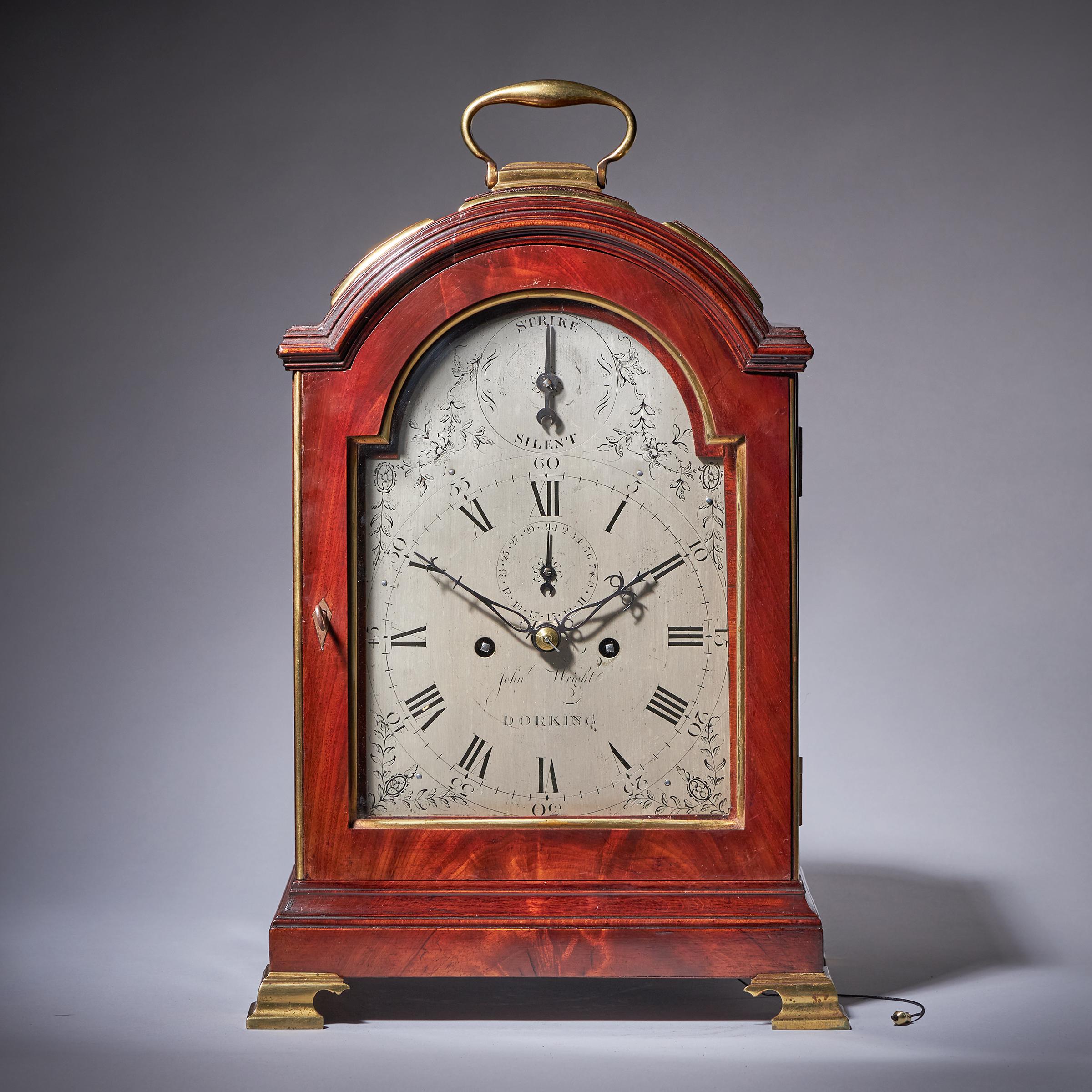 pendule à trois cadrans en acajou figuré du XVIIIe siècle de John Wright Dorking, circa 1780. Angleterre
 
Une très belle horloge anglaise, fabriquée vers 1780, signée sur le cadran argenté John Wright Dorking. Le coffret en chêne plaqué d'acajou