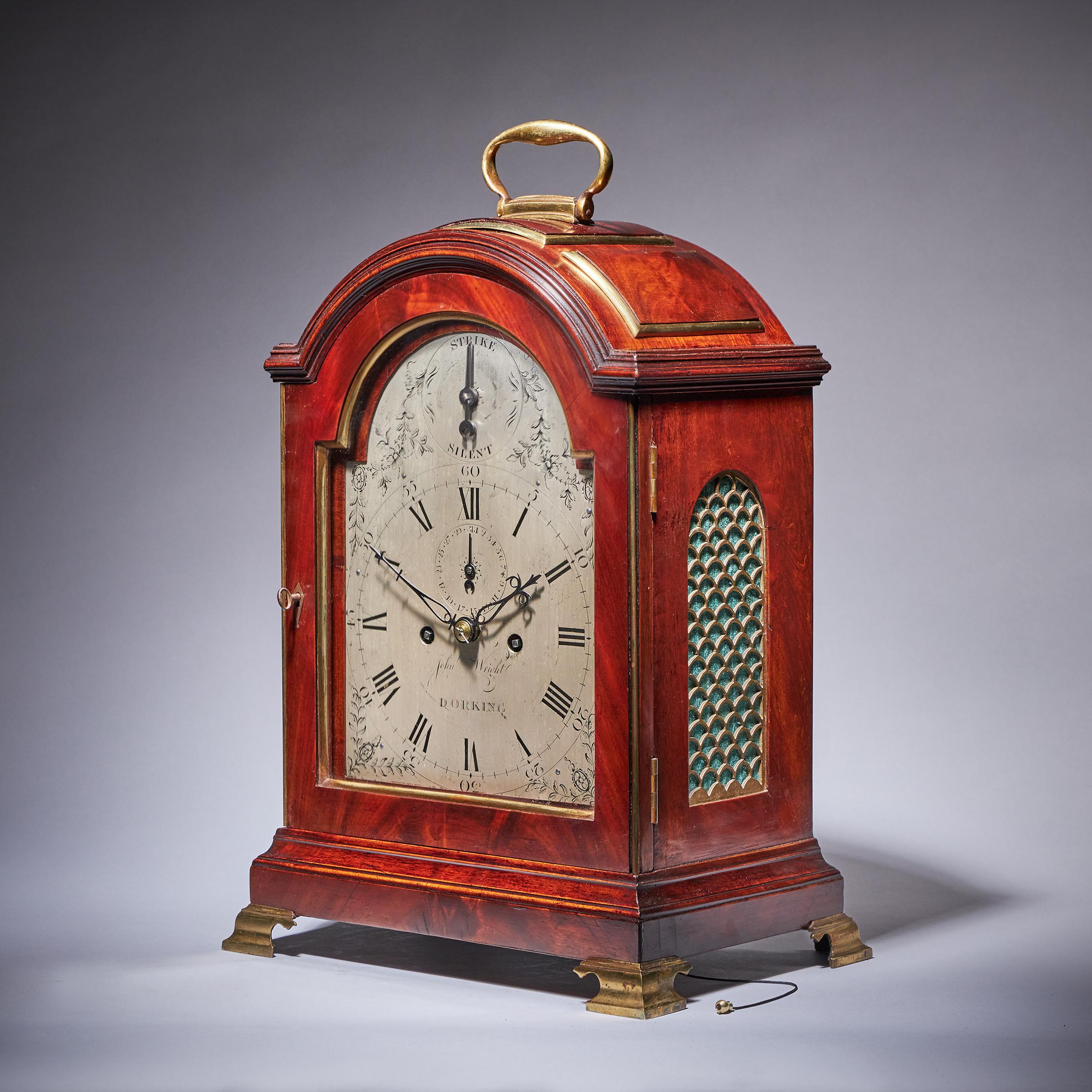 Anglais Horloge à chevalet à trois couches en acajou figuré George III du 18ème siècle en vente