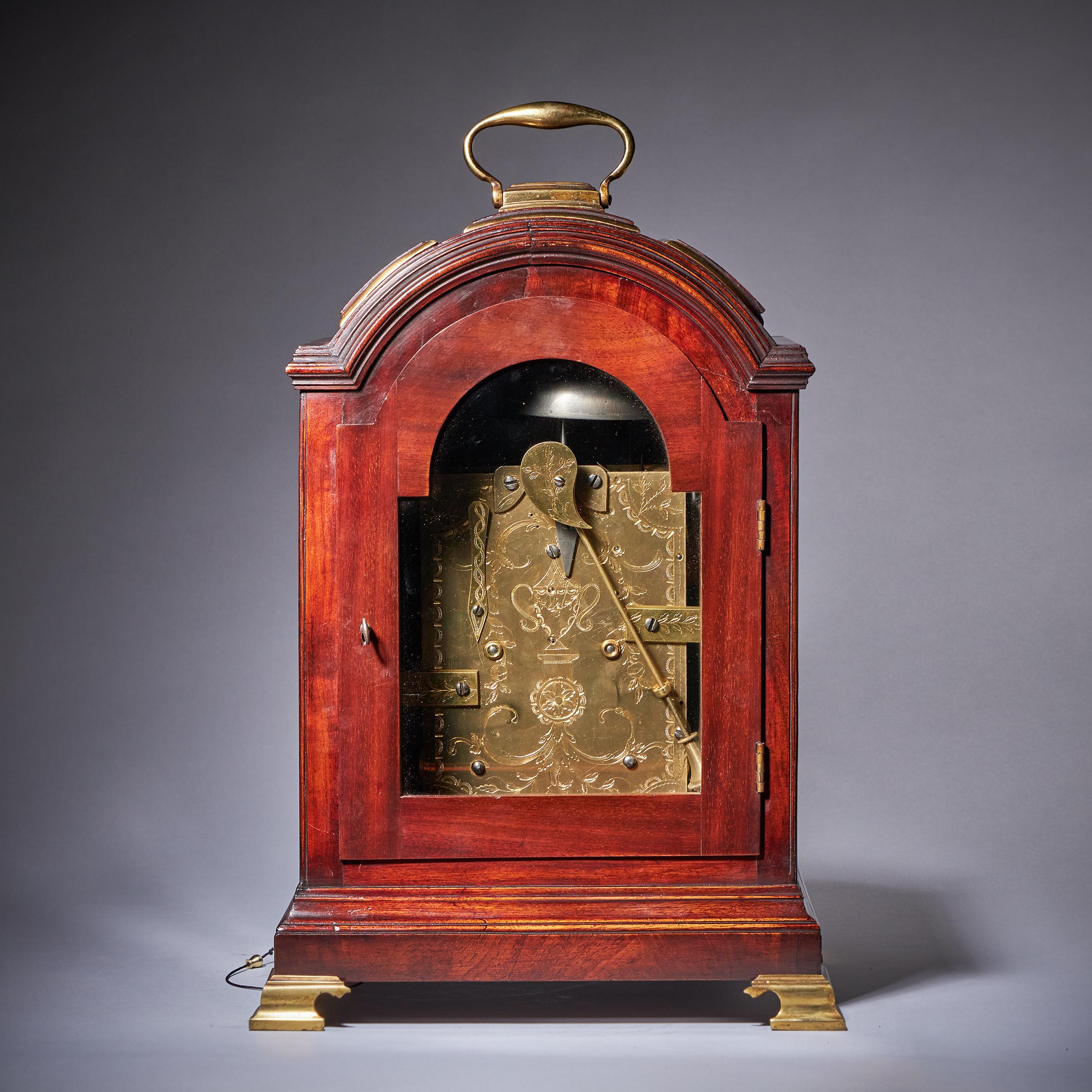 Horloge à chevalet à trois couches en acajou figuré George III du 18ème siècle Bon état - En vente à Oxfordshire, United Kingdom
