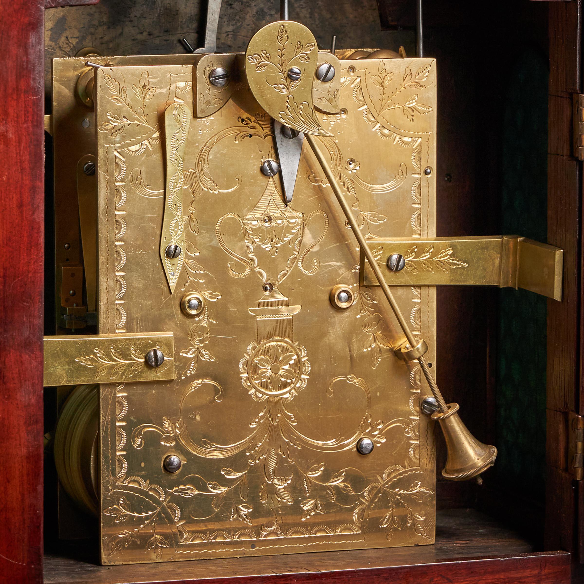 Horloge à chevalet à trois couches en acajou figuré George III du 18ème siècle en vente 2