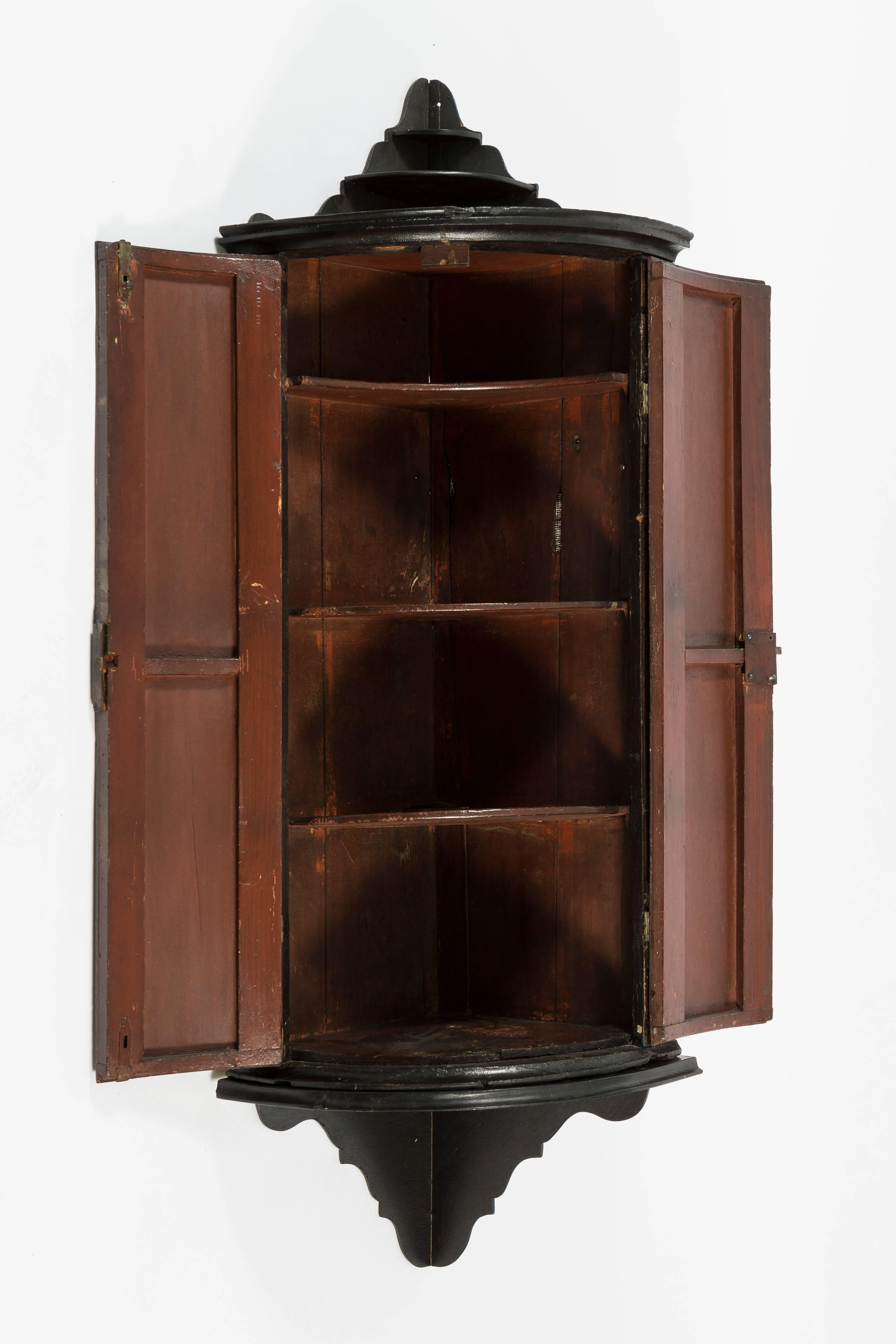 18th Century George III Hanging Corner Cabinet in Black Chinoiserie In Good Condition In Nashville, TN
