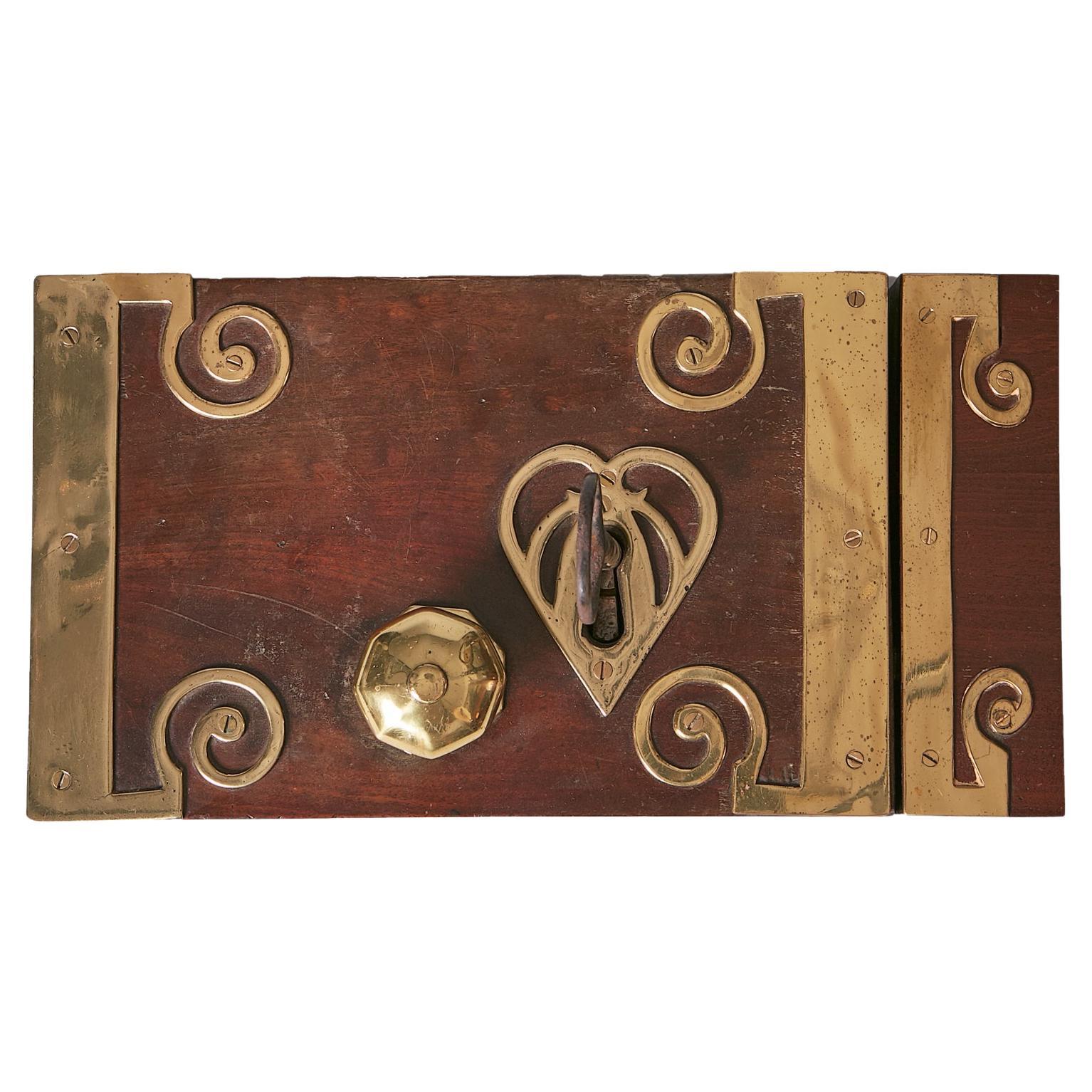 Cerradura de puerta de caoba y latón de Jorge III del siglo XVIII