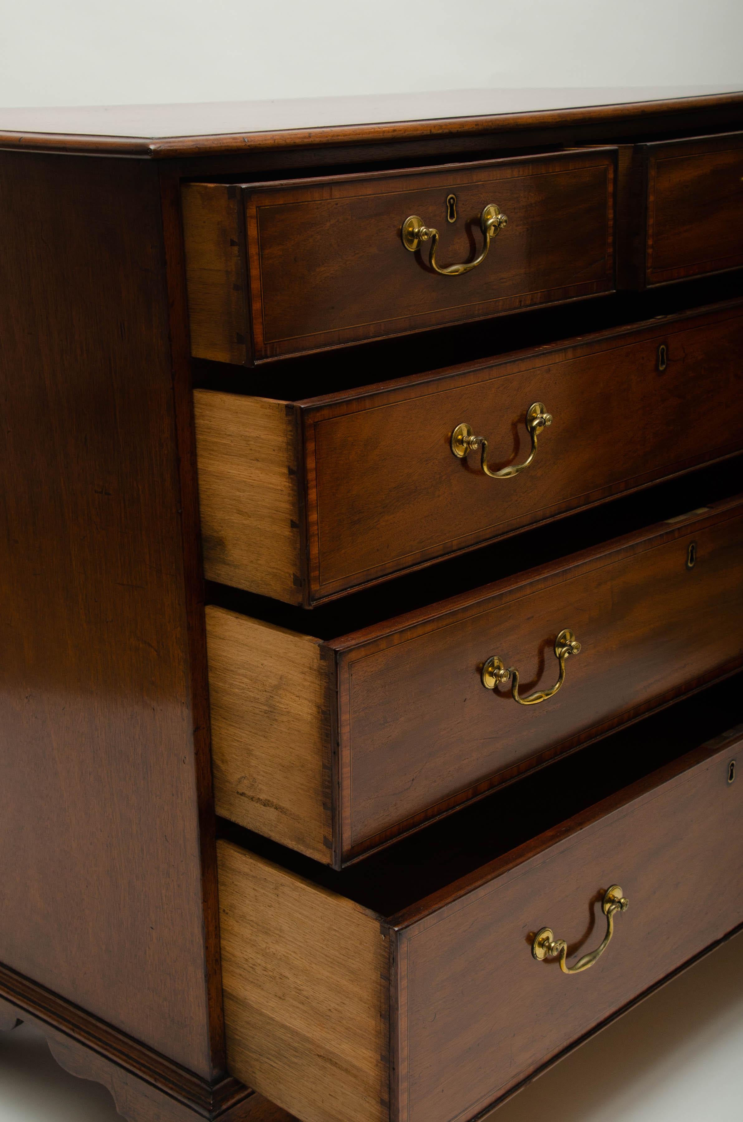 18th Century George III Mahogany and Satinwood Chest of Drawers, England 3