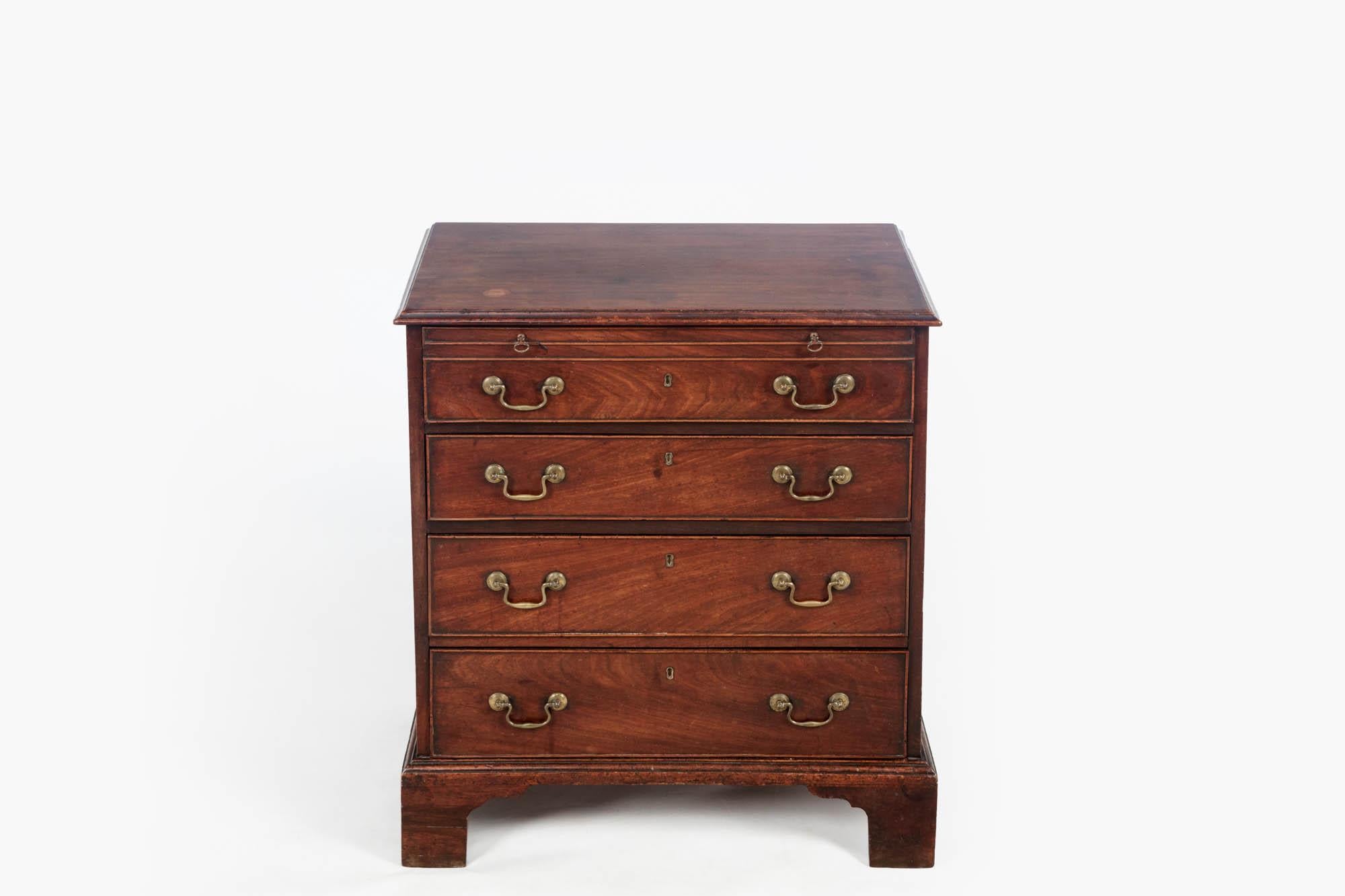 18th century George III Mahogany Bachelor’s chest. Petit in size, the plain top is surrounded by ogee molding. The four graduated, cockbeaded drawer fronts have a flame figure and patina typical of Cuban mahogany. This piece sits on bracket feet and