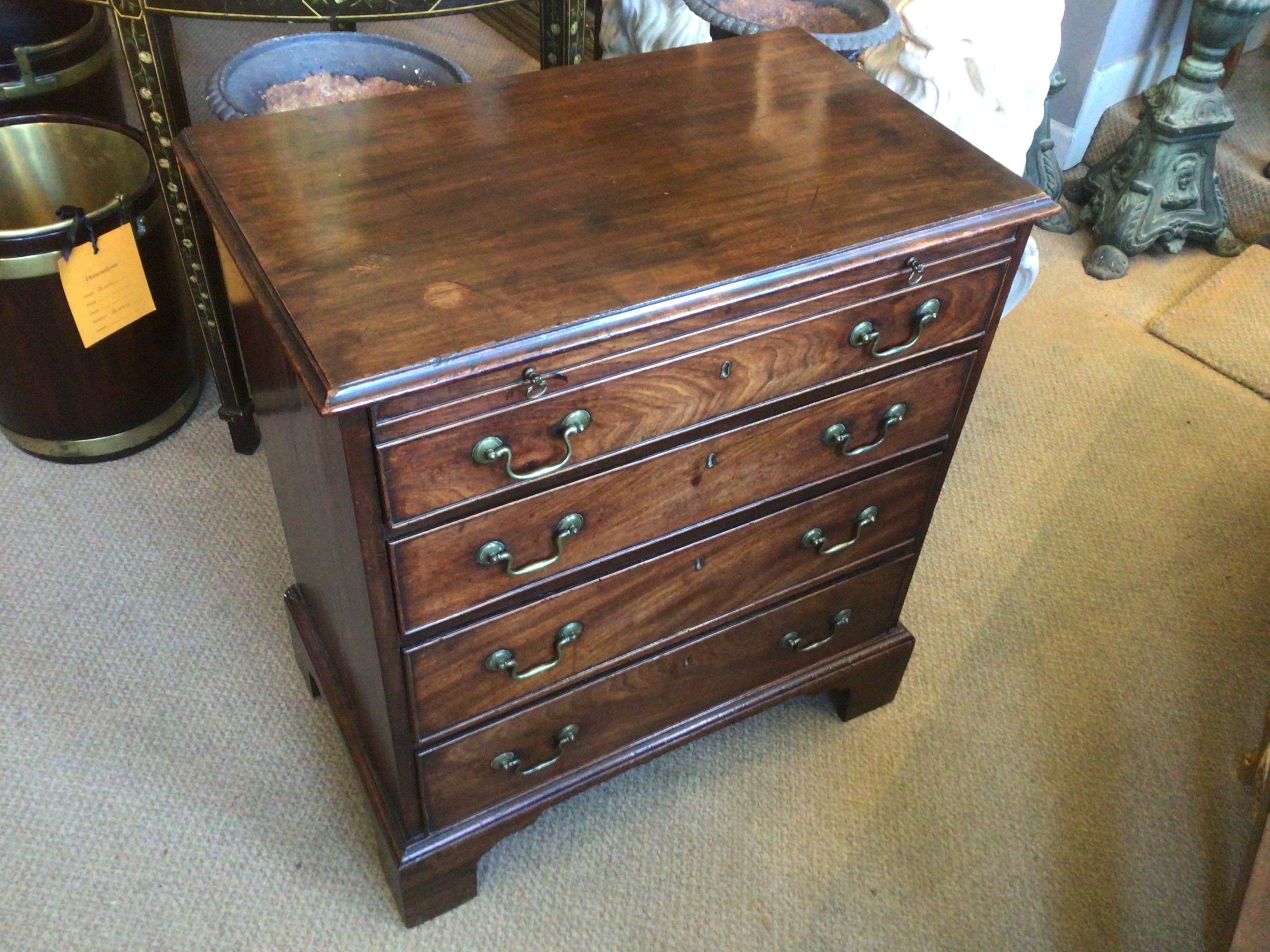 18th Century and Earlier 18th Century George III Mahogany Bachelor’s Chest For Sale