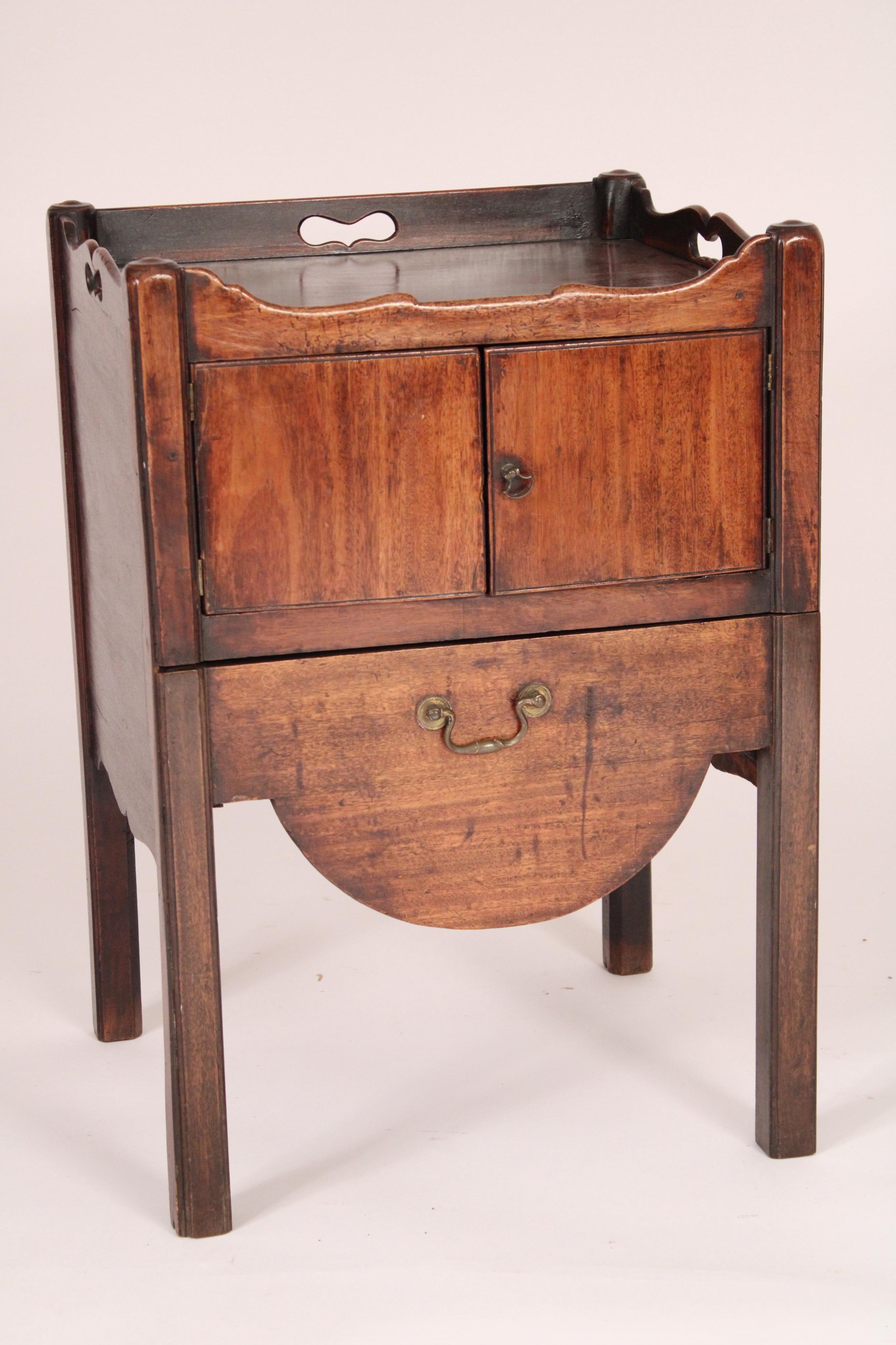 English 18th Century George III Mahogany Bedside Commode For Sale