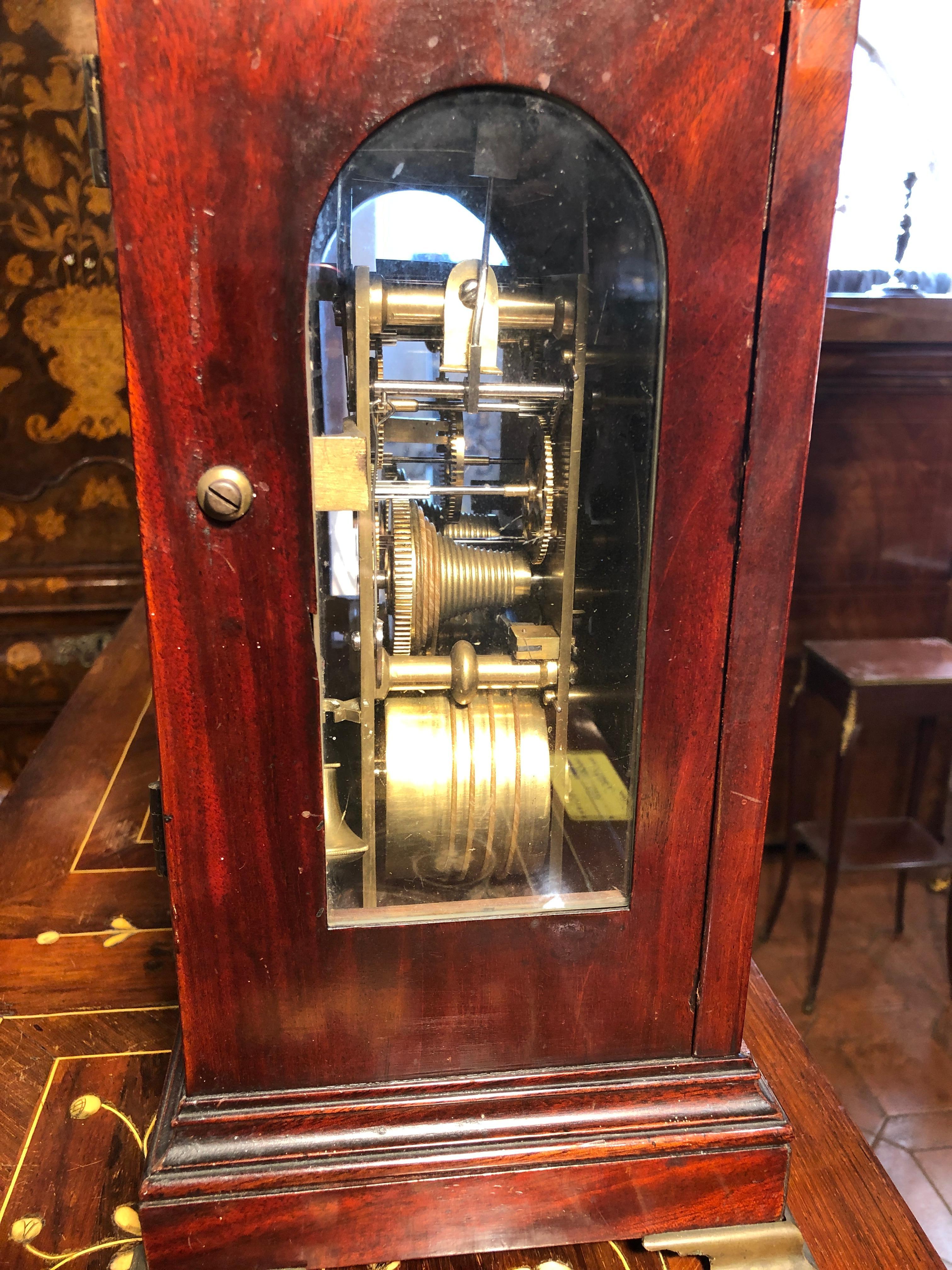 Bracket clock English, period George III, circa 1780, signed both the mechanism and the case. Signed Rivers and Son the mechanism, already revised, while the case is signed W.R. with serial number. In mahogany. Completely original except for a
