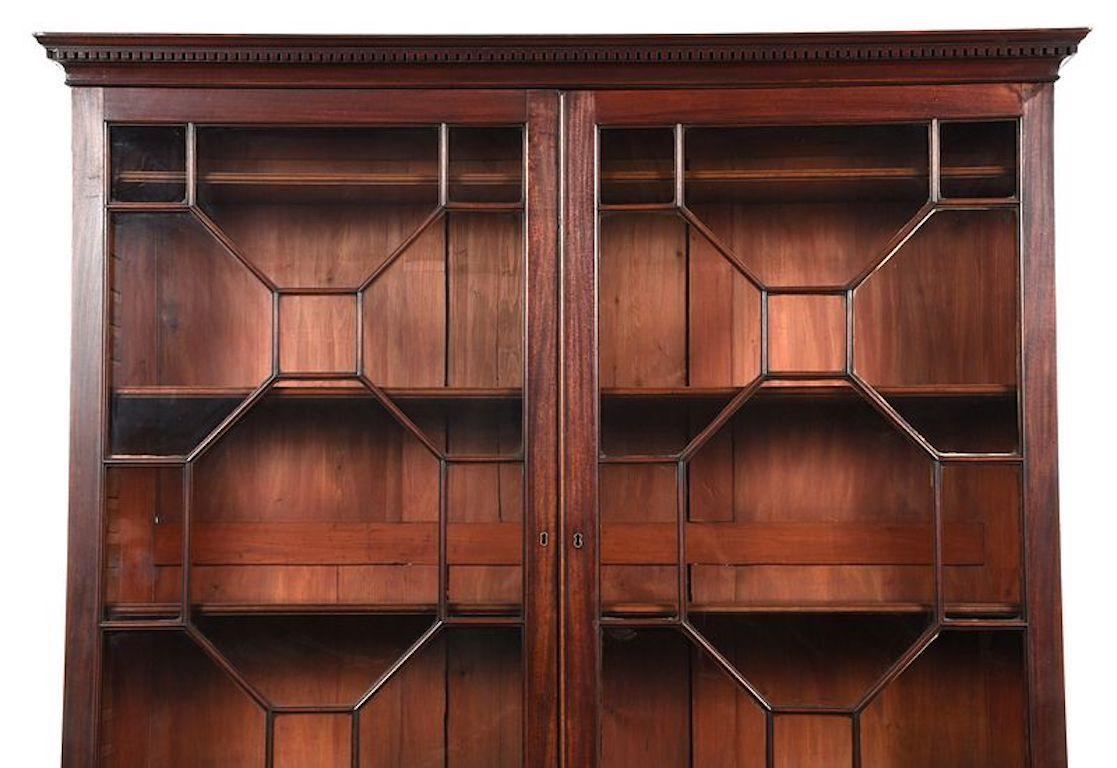 18th Century George III Mahogany Breakfront Bookcase Display Cabinet In Good Condition In Essex, MA