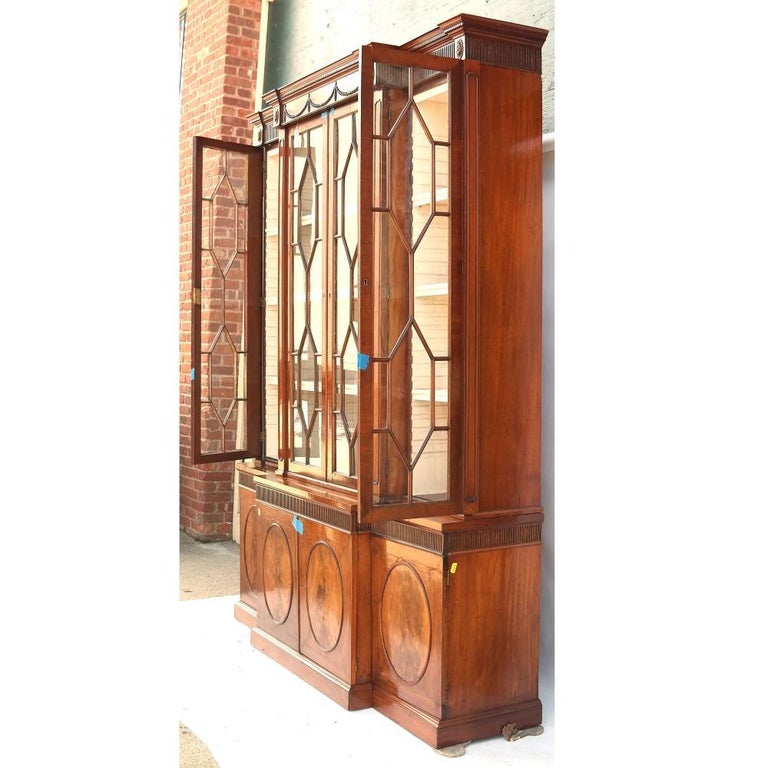 18th Century George III Mahogany Breakfront Bookcase In Good Condition For Sale In Essex, MA