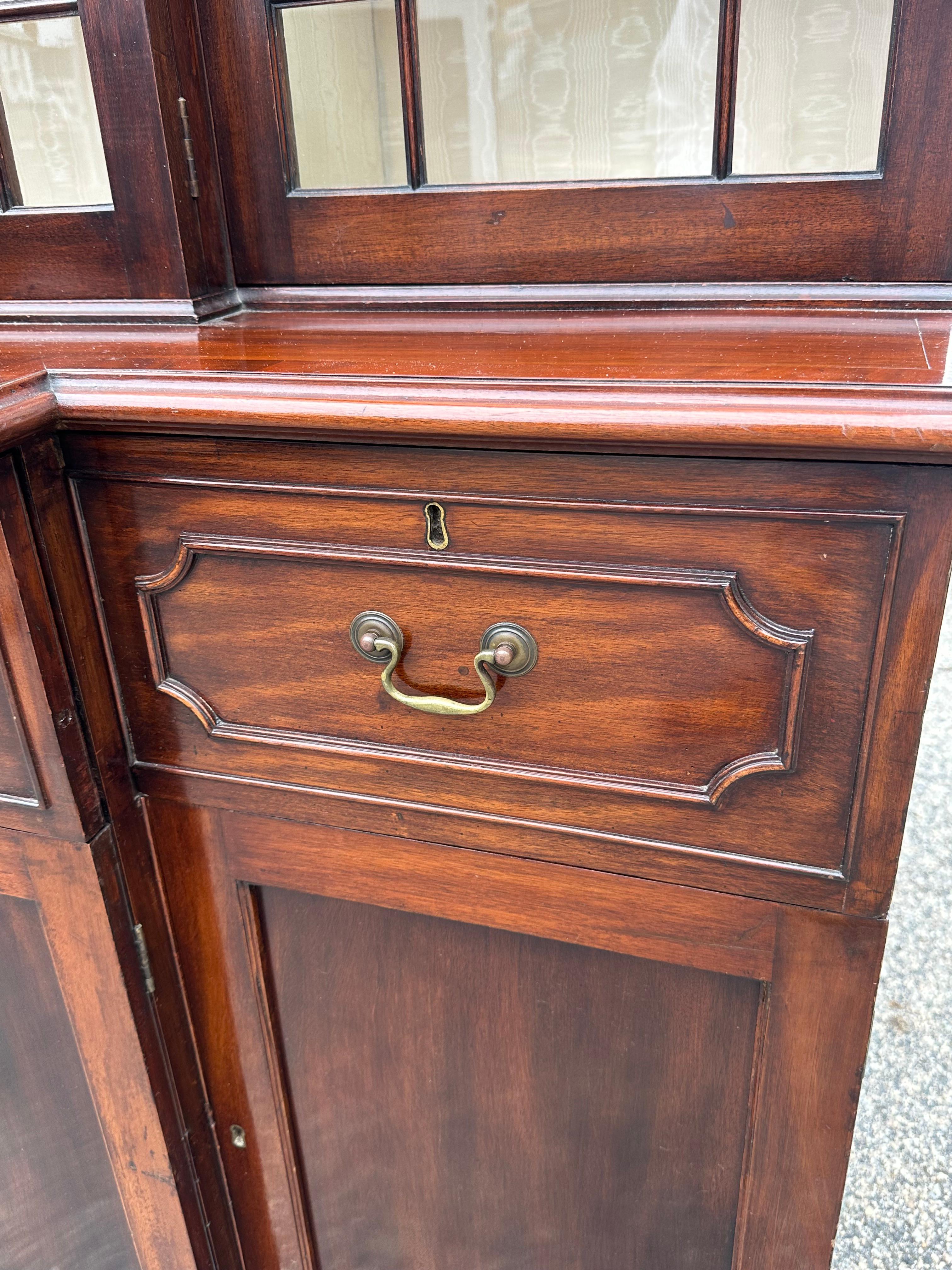 18th Century George III Mahogany Breakfront Bookcase In Good Condition In Essex, MA