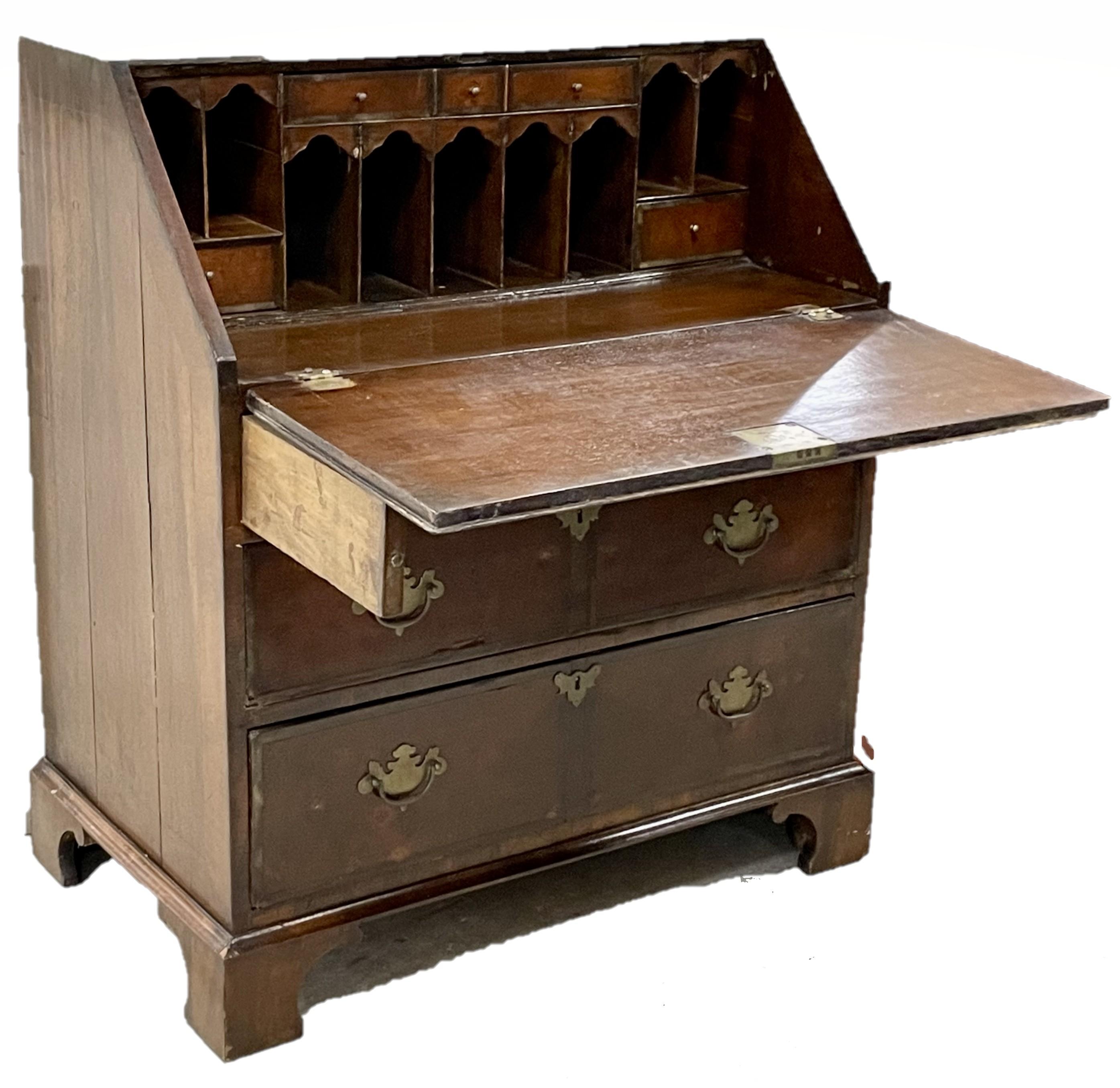 Escritorio de caoba Jorge III del siglo XVIII. Secretario de escritura de frente inclinado. en venta 6