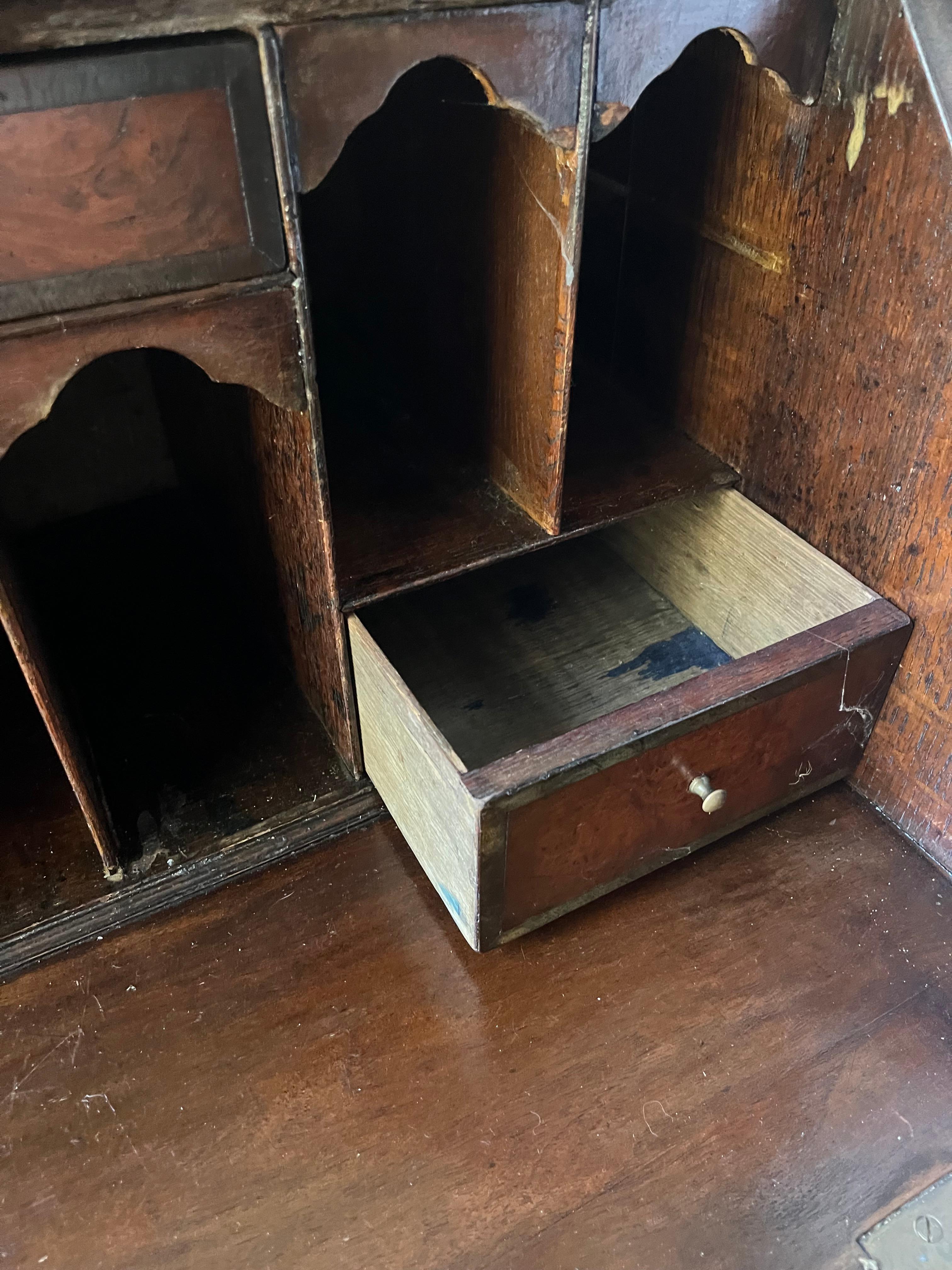 Escritorio de caoba Jorge III del siglo XVIII. Secretario de escritura de frente inclinado. en venta 7