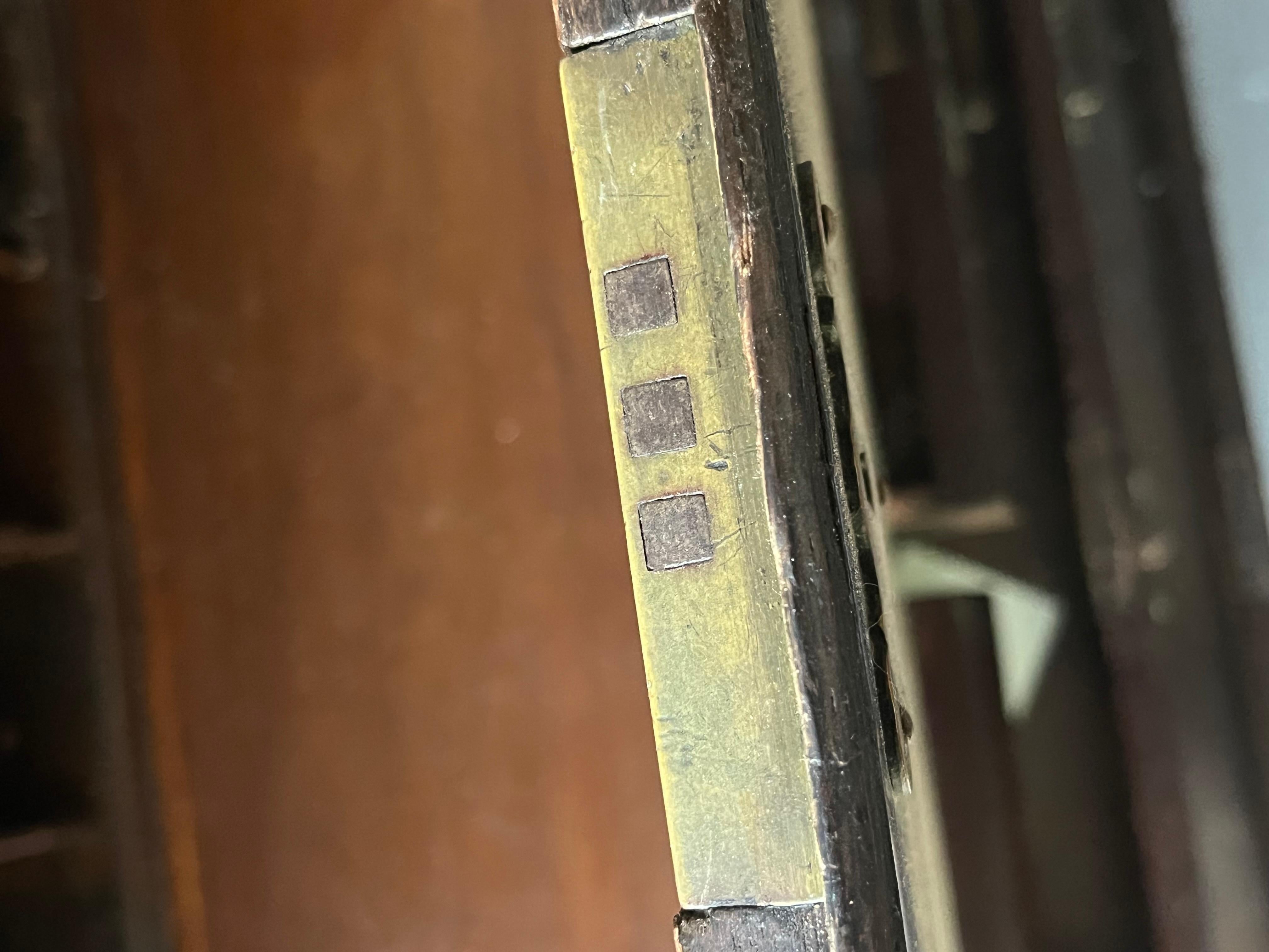 Escritorio de caoba Jorge III del siglo XVIII. Secretario de escritura de frente inclinado. en venta 10