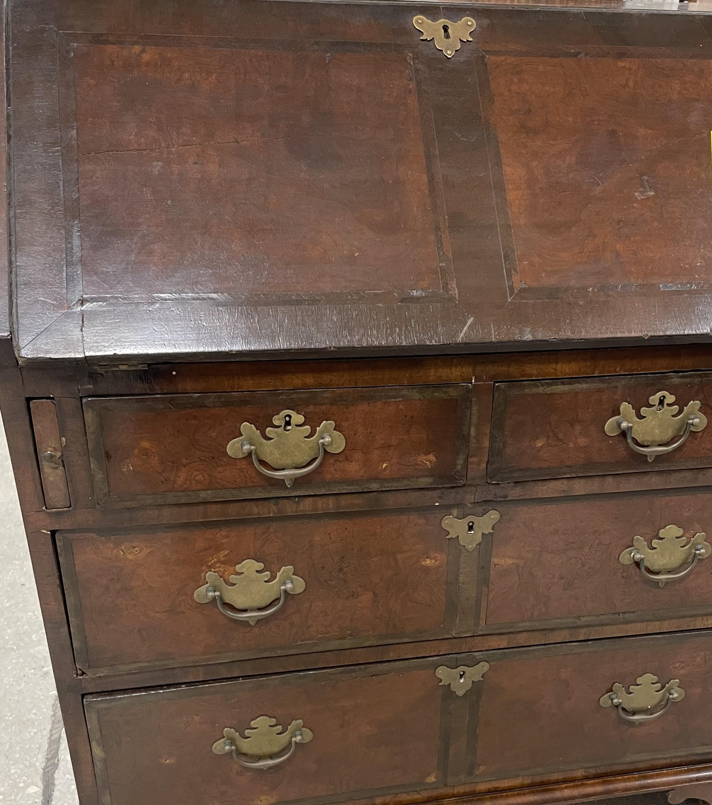 Escritorio de caoba Jorge III del siglo XVIII. Secretario de escritura de frente inclinado. Inglés en venta