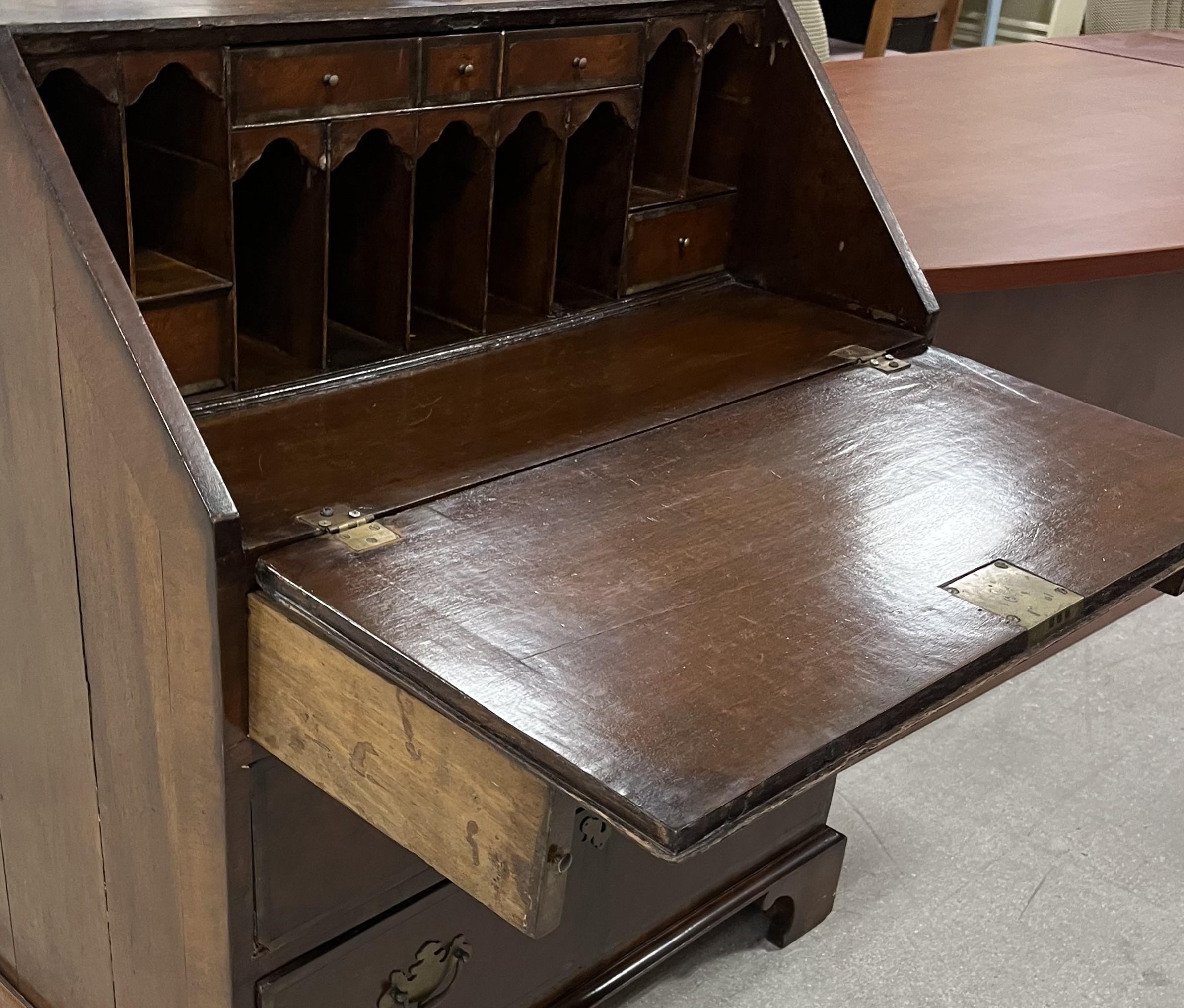 Escritorio de caoba Jorge III del siglo XVIII. Secretario de escritura de frente inclinado. Chapado en venta