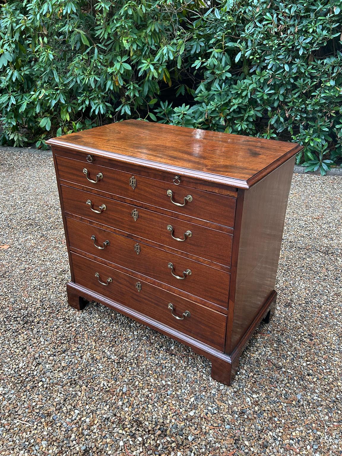 Britannico Cassettiera in mogano di Giorgio III del XVIII secolo in vendita