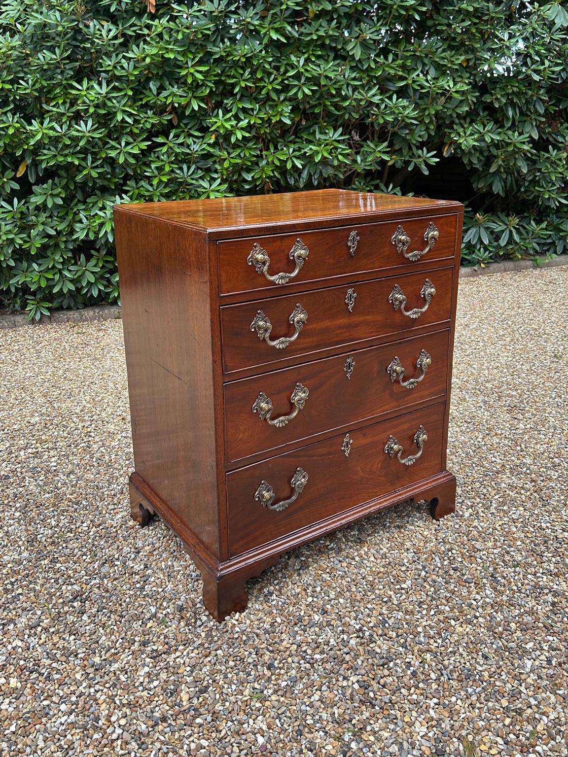 Inglese Cassettiera in mogano di Giorgio III del XVIII secolo in vendita