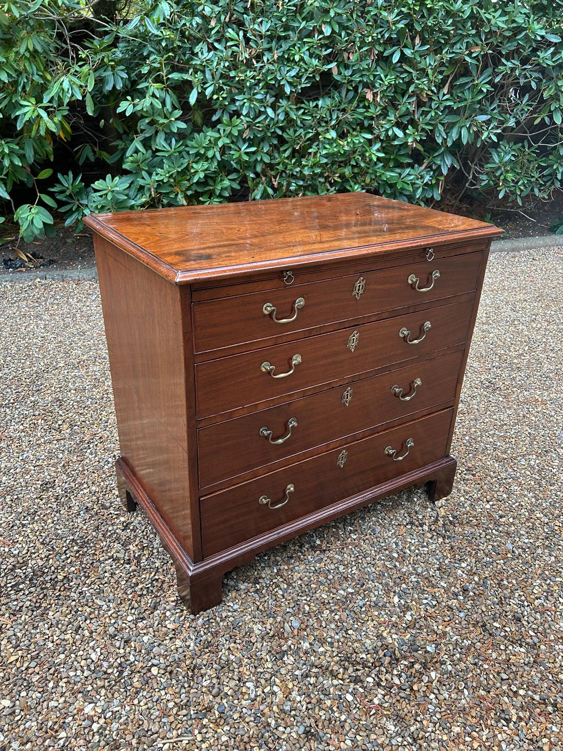 Fatto a mano Cassettiera in mogano di Giorgio III del XVIII secolo in vendita