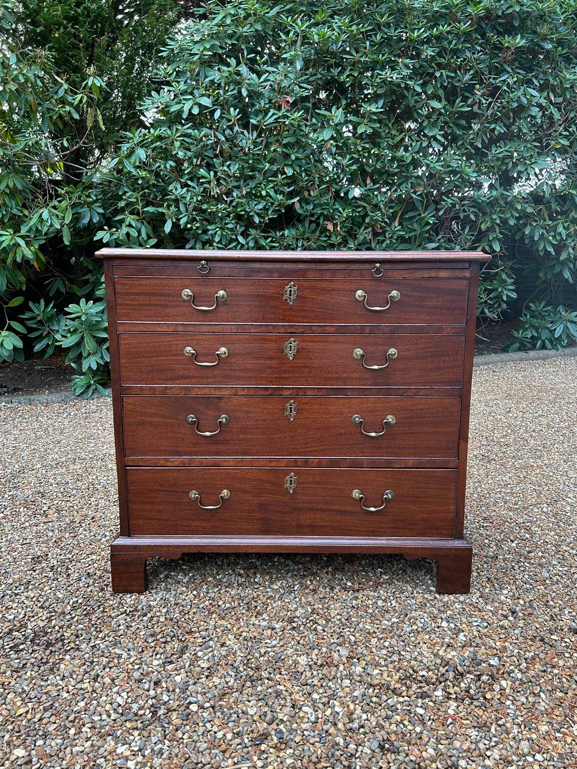 Cassettiera in mogano di Giorgio III del XVIII secolo In condizioni buone in vendita a Richmond, Surrey