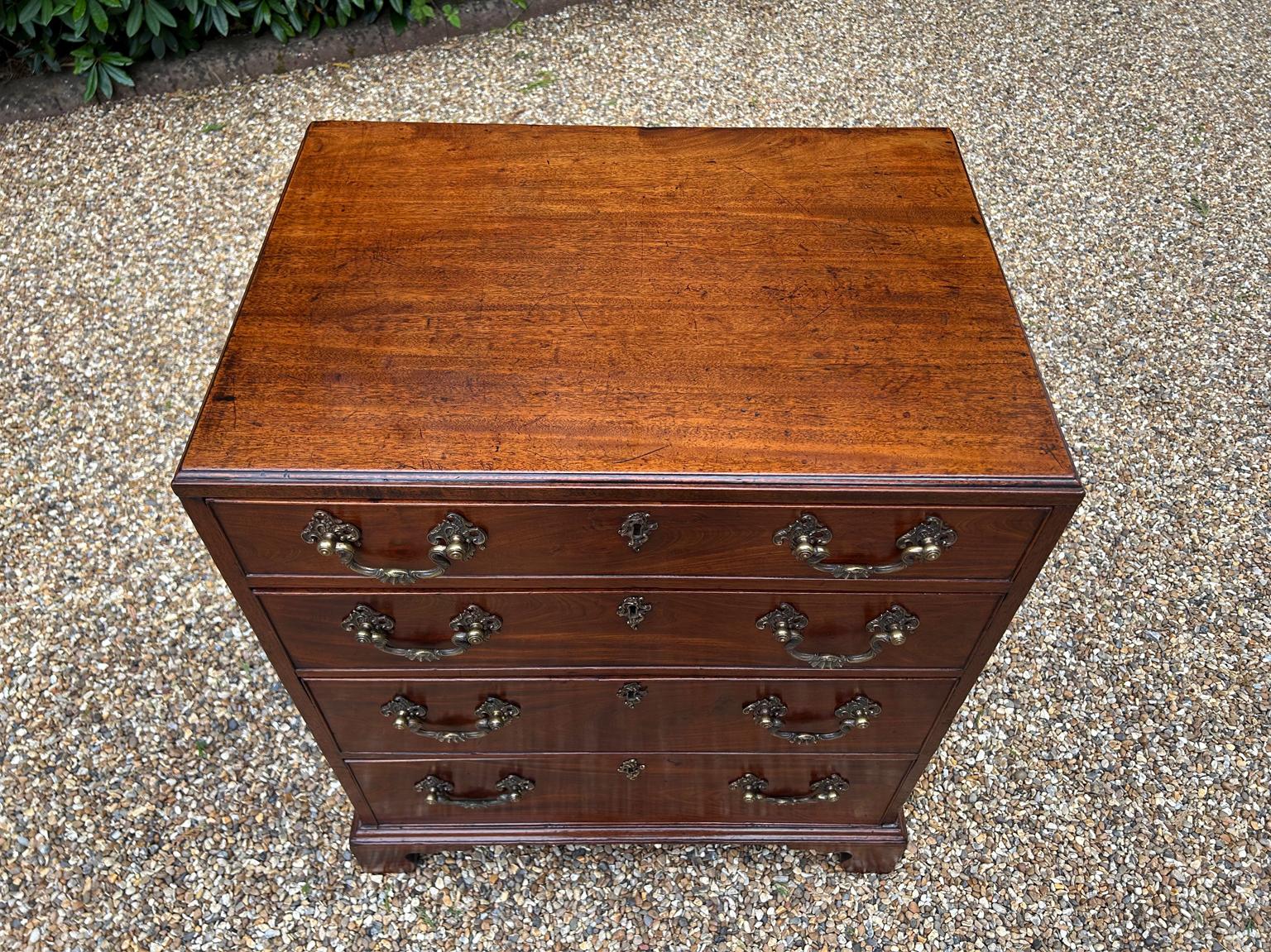 Cassettiera in mogano di Giorgio III del XVIII secolo In condizioni buone in vendita a Richmond, Surrey