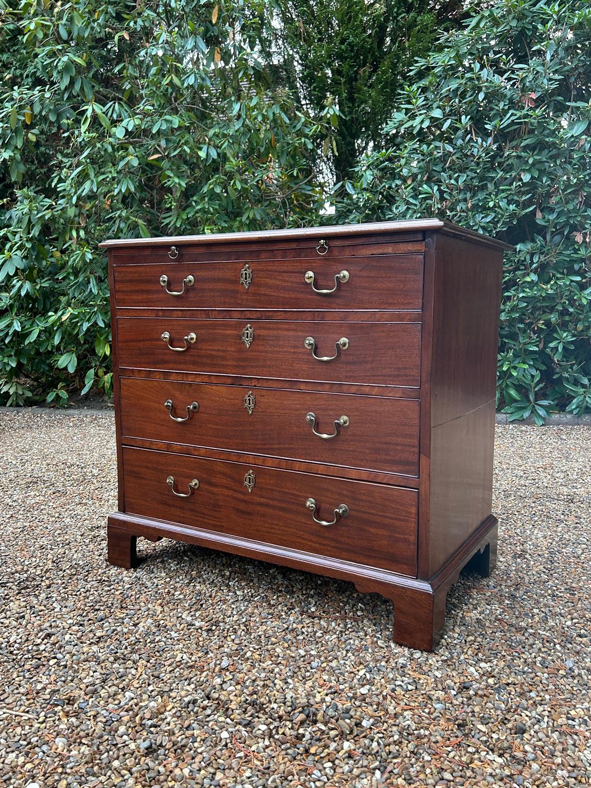 Fino al XVIII secolo Cassettiera in mogano di Giorgio III del XVIII secolo in vendita