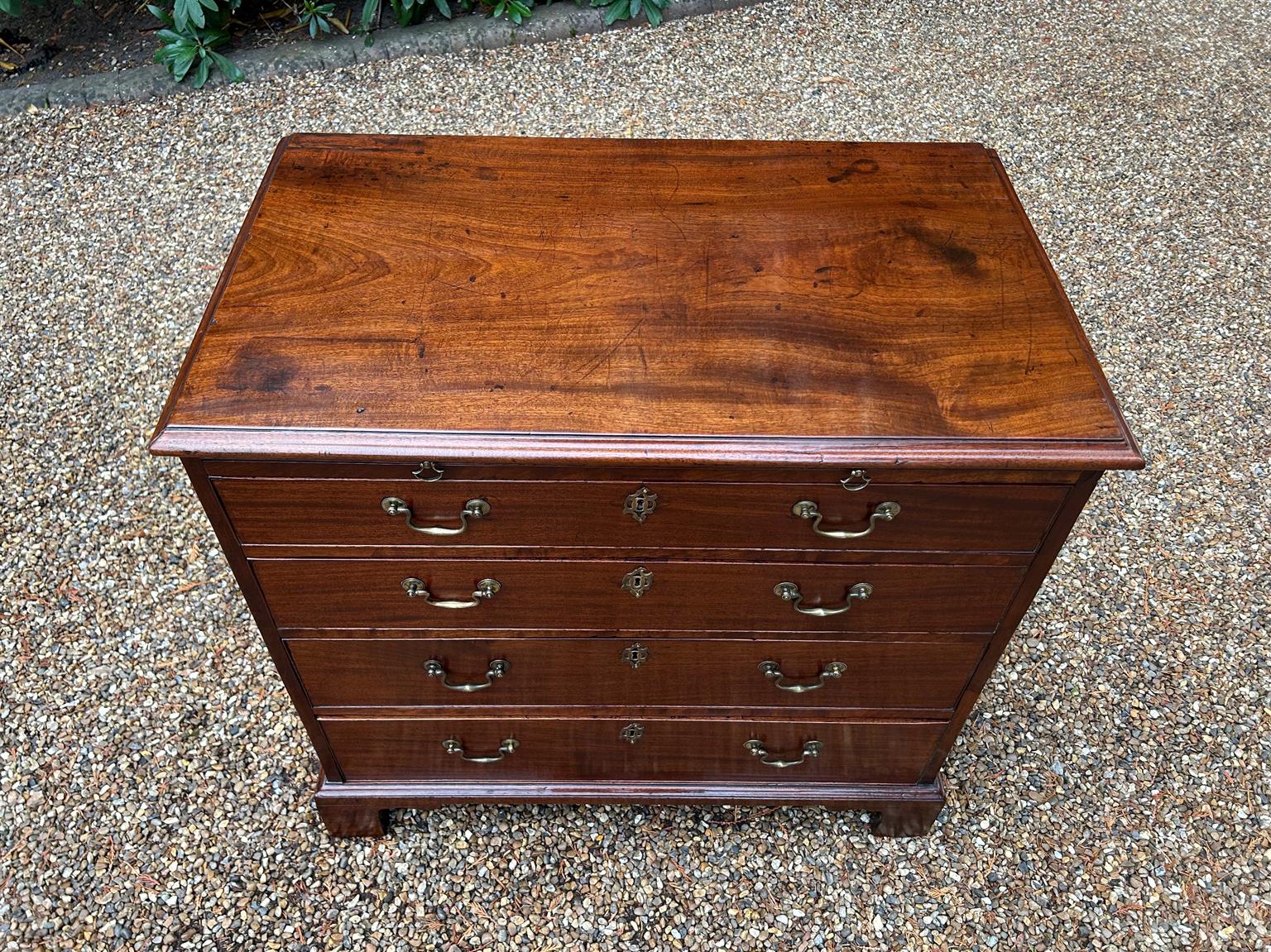Mogano Cassettiera in mogano di Giorgio III del XVIII secolo in vendita