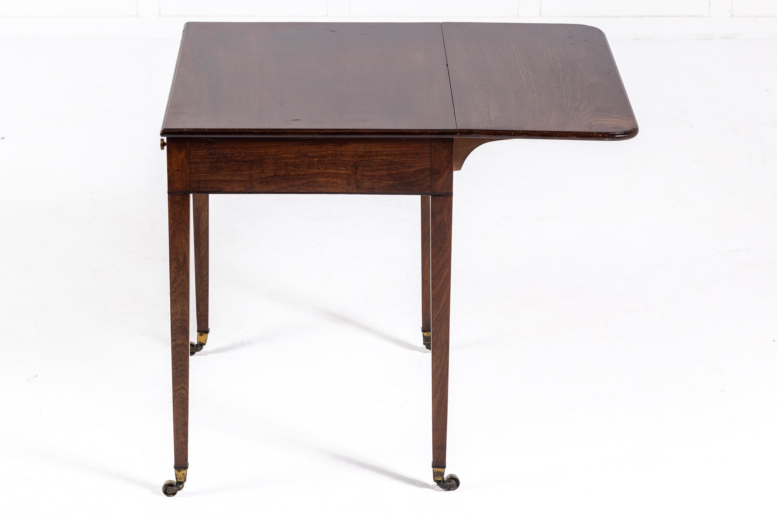 Table d'appoint à abattant en acajou George III du XVIIIe siècle en vente 1