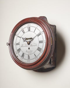 Horloge à cadran huit jours en acajou George III du XVIIIe siècle avec cadran en argent de T.M London
