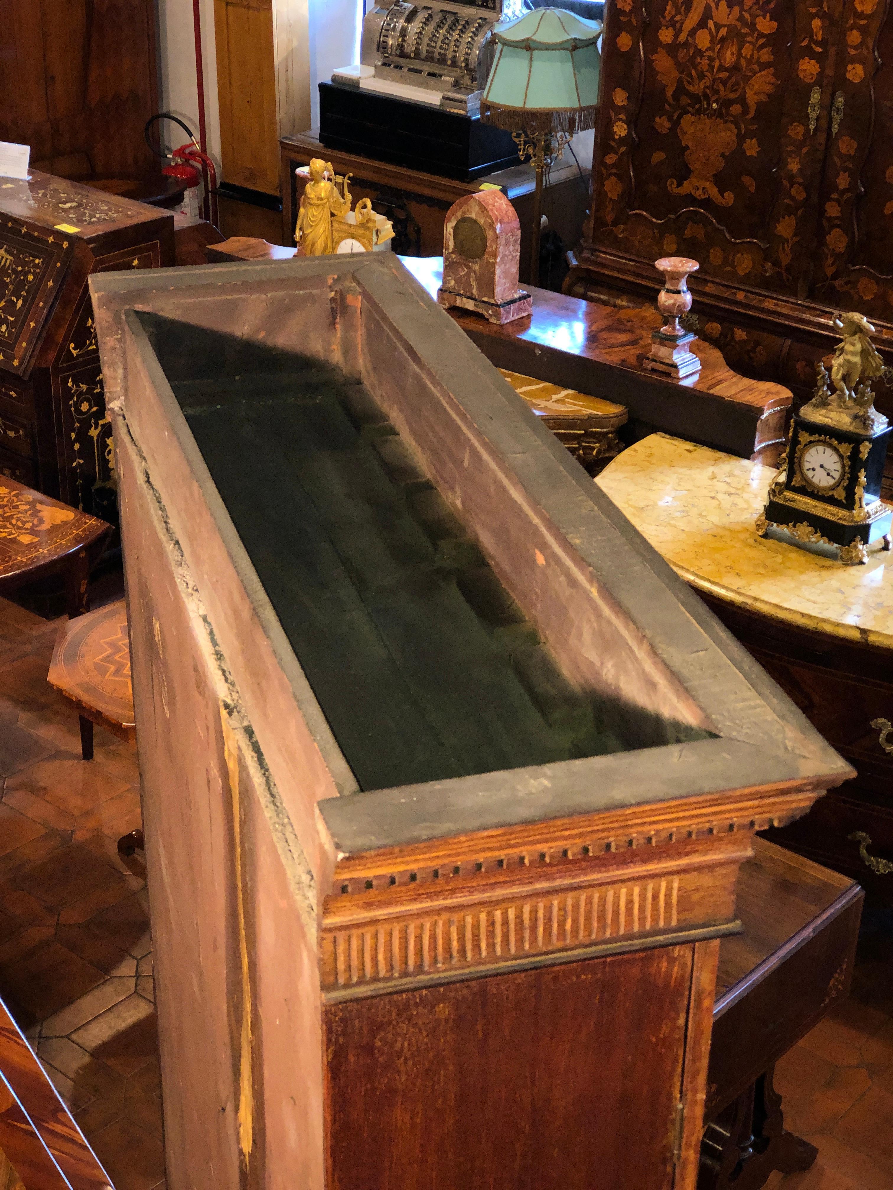 18th Century George III Mahogany Inlaid Irish Bookcase Cabinet 1780s For Sale 12