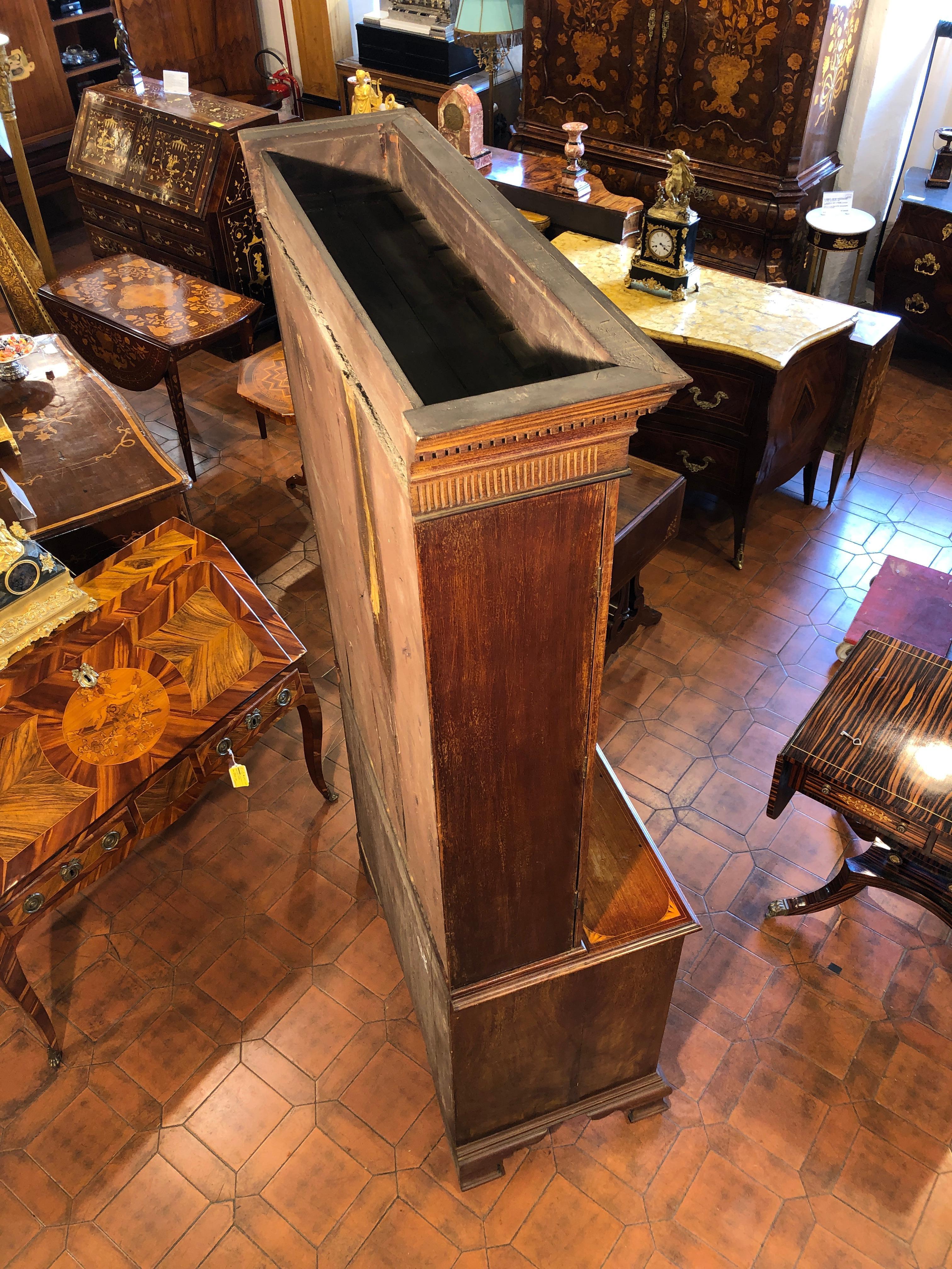 18th Century George III Mahogany Inlaid Irish Bookcase Cabinet 1780s For Sale 13