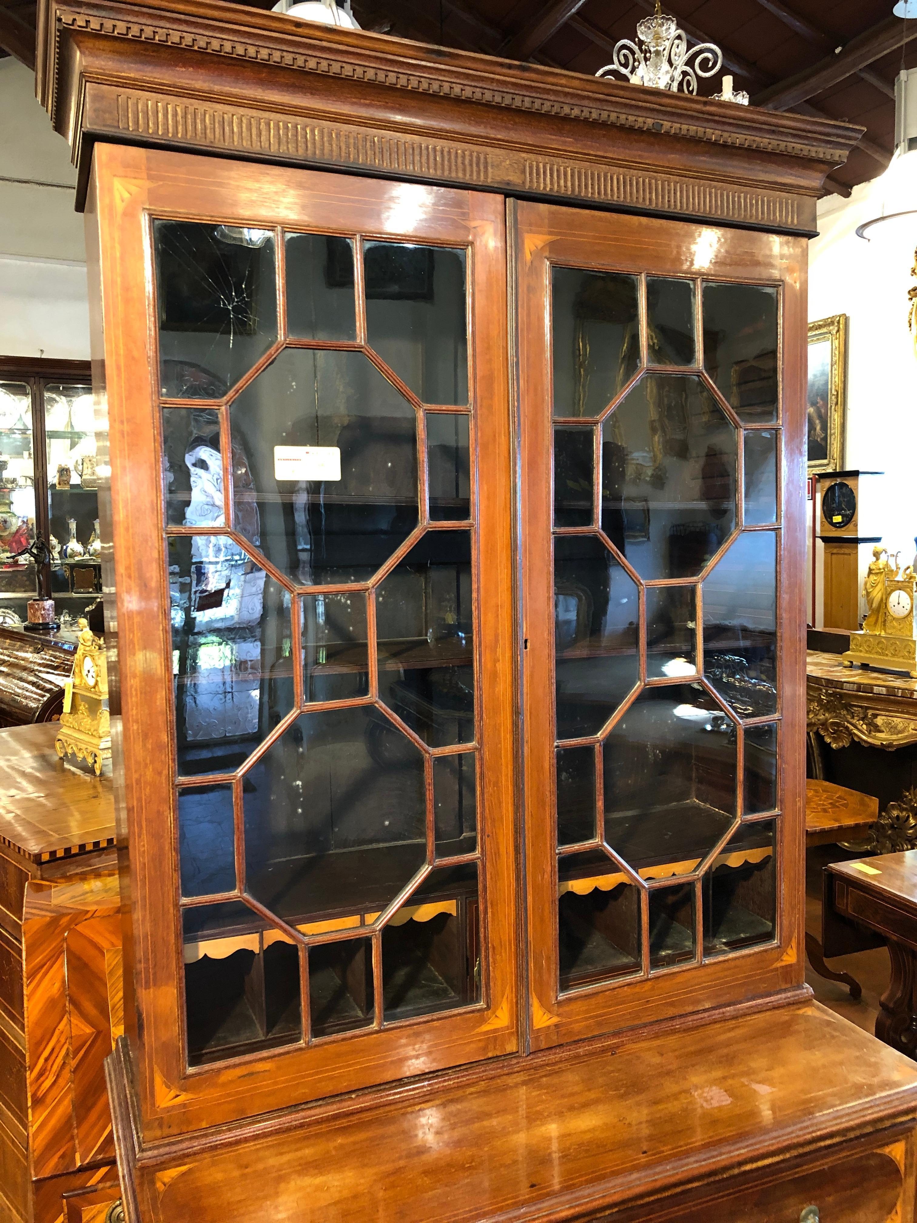 Irish bookcase, Georgian era, circa 1780, mahogany and inlaid with fruit woods. Marvelous proportions and exceptional quality are the woods used for its creation, neither too flamed nor too simple and without veins. Beautiful Sheraton fans, on the