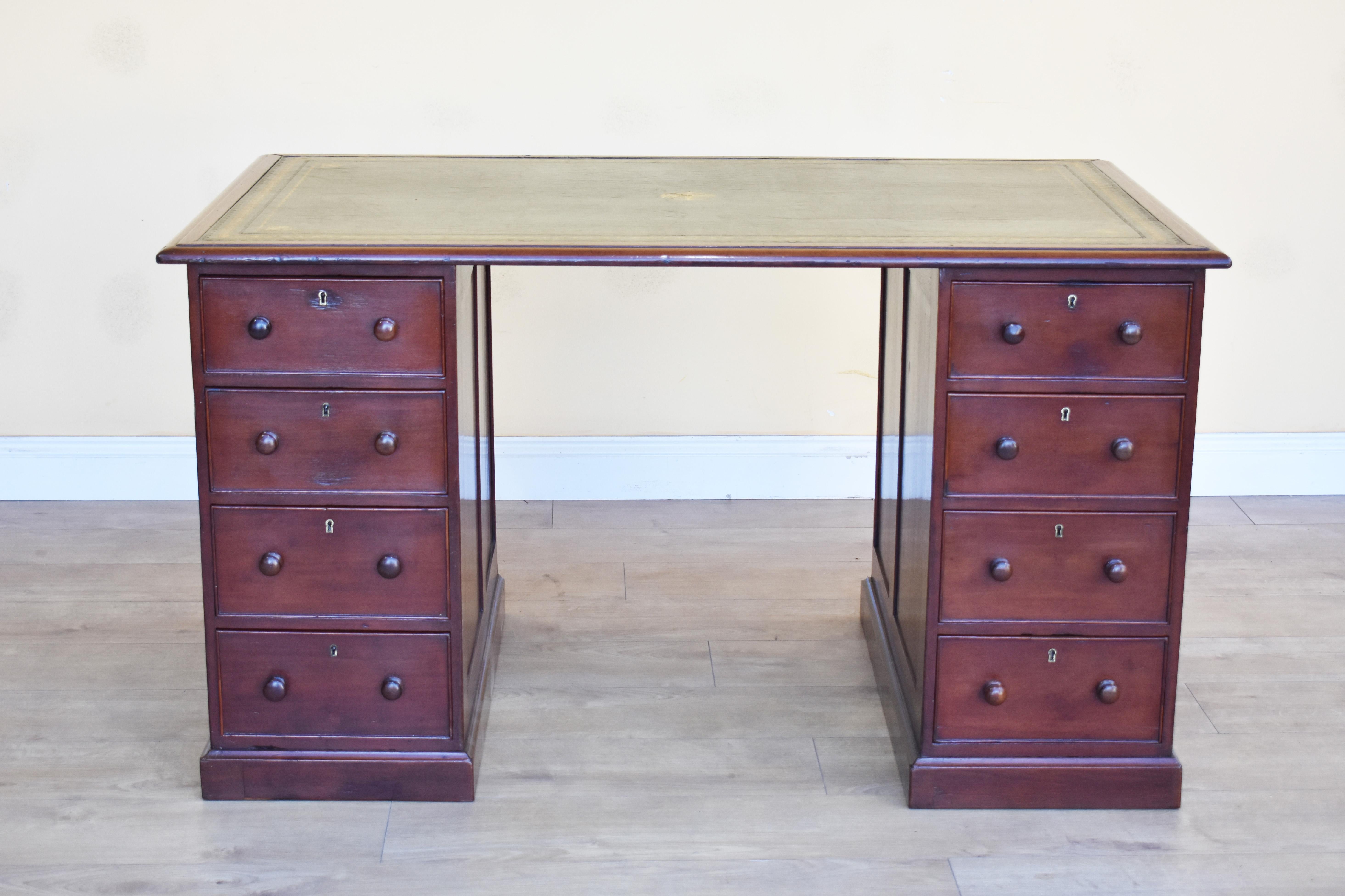 18th Century George III Mahogany Knee Hole Pedestal Desk  In Good Condition In Chelmsford, Essex