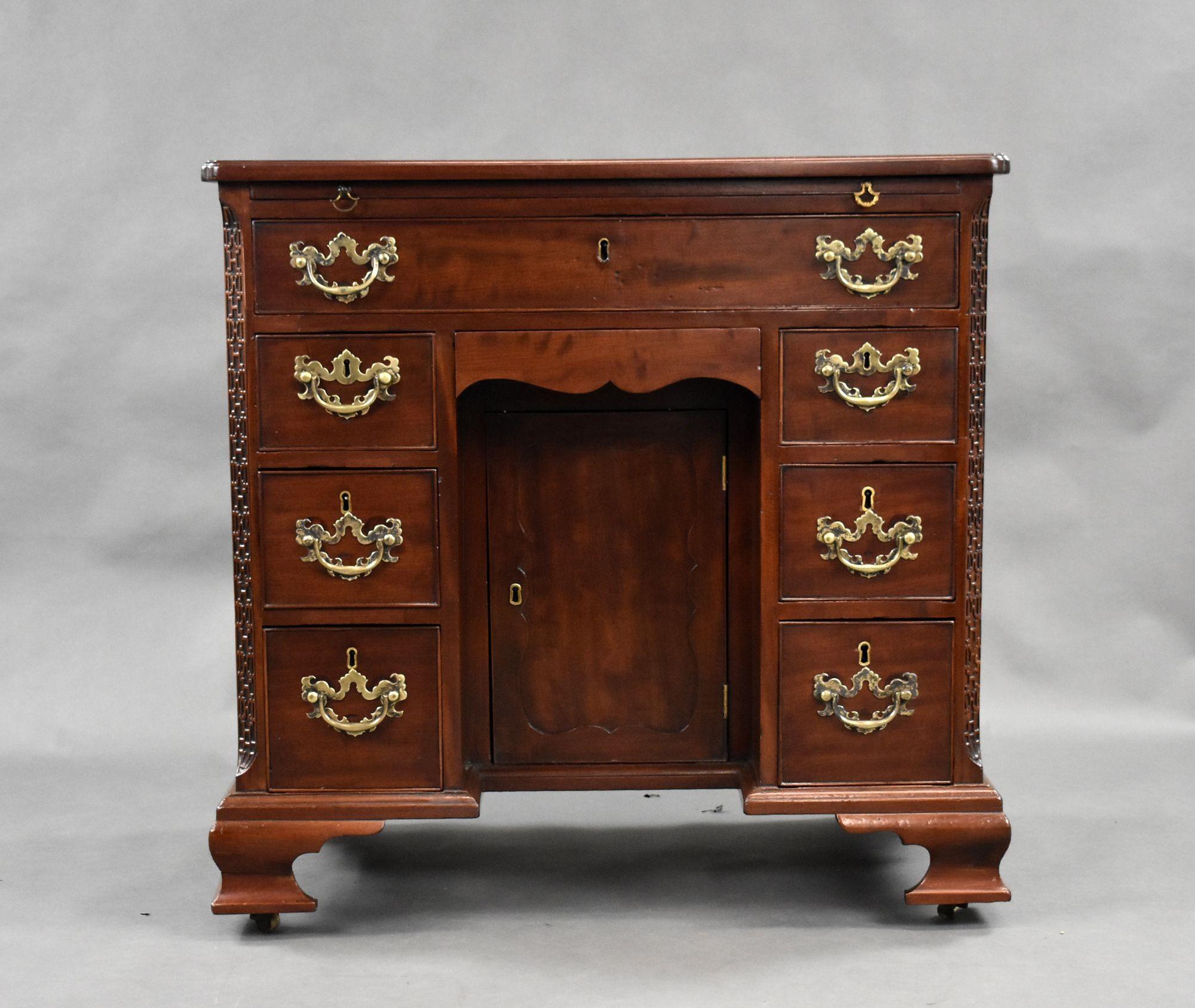 English 18th Century George III Mahogany Kneehole Desk For Sale
