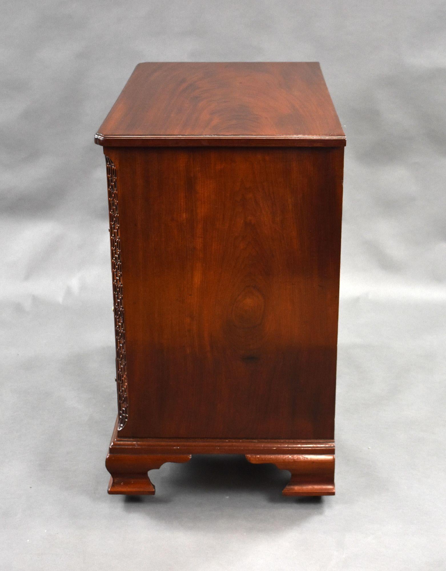 18th Century and Earlier 18th Century George III Mahogany Kneehole Desk For Sale