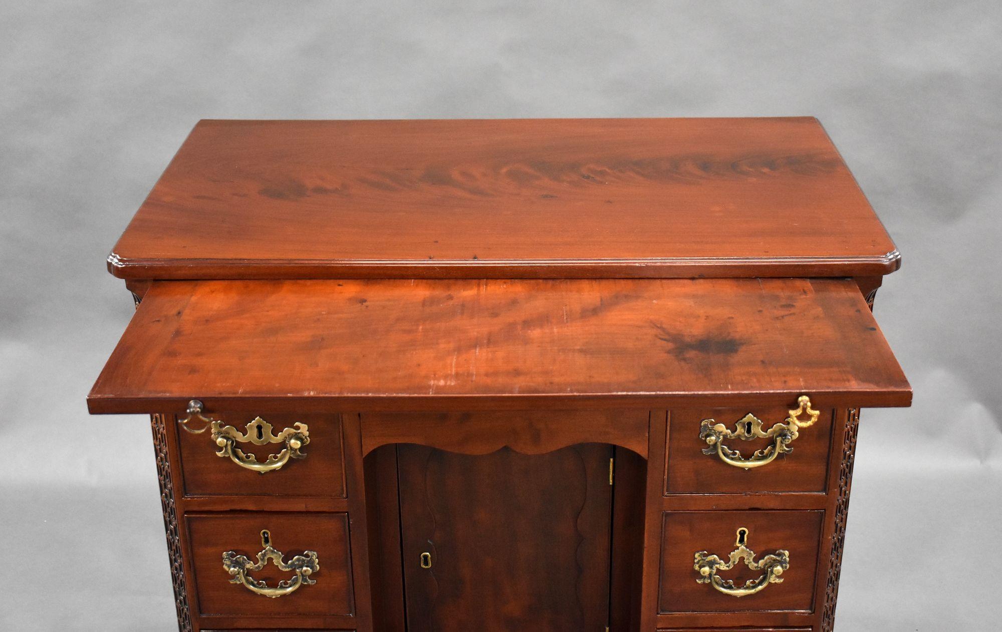18th Century George III Mahogany Kneehole Desk For Sale 1