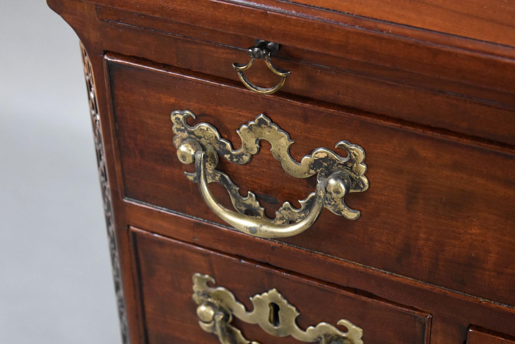18th Century George III Mahogany Kneehole Desk For Sale 2