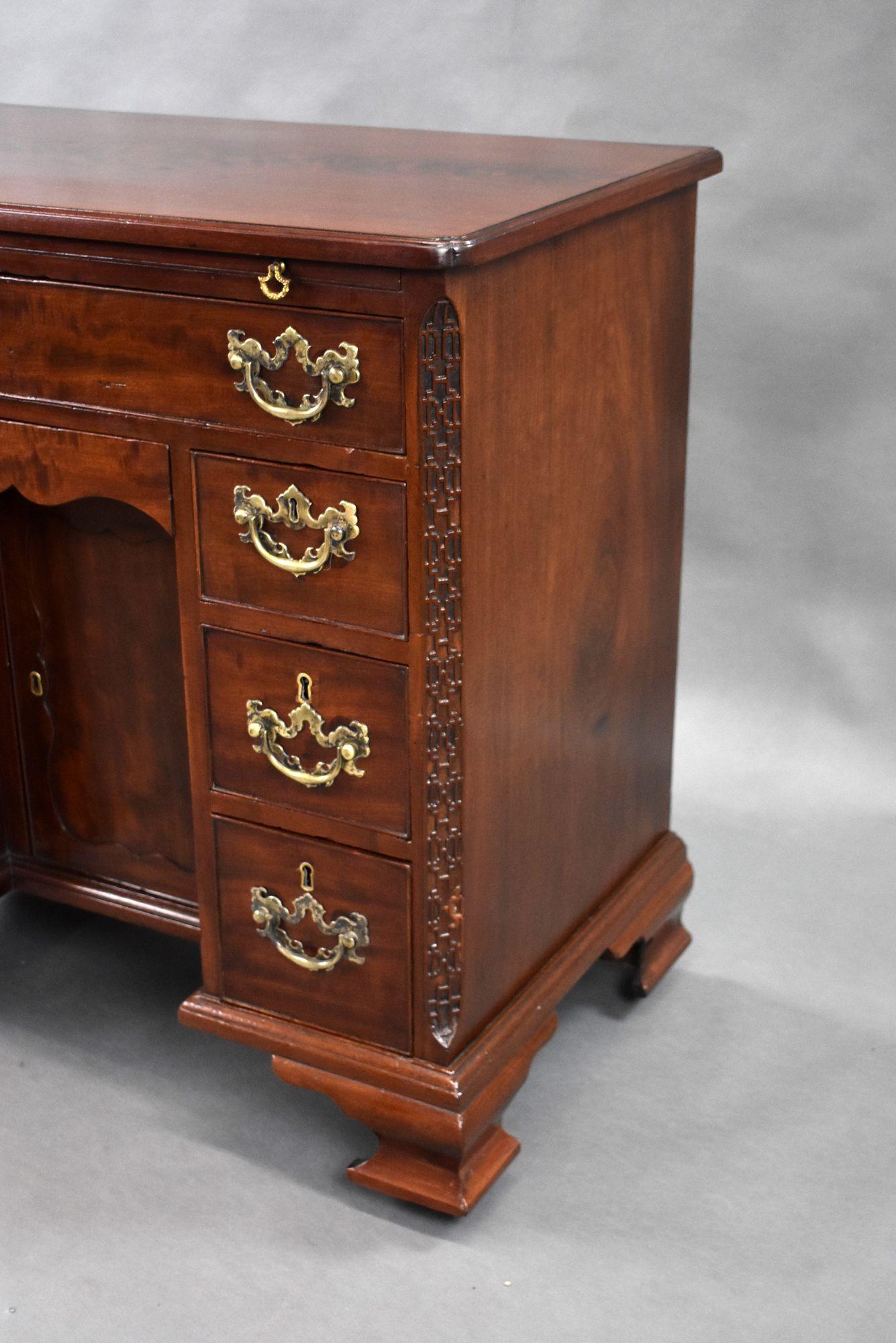 18. Jahrhundert George III Mahagoni Knieloch Schreibtisch im Angebot 3
