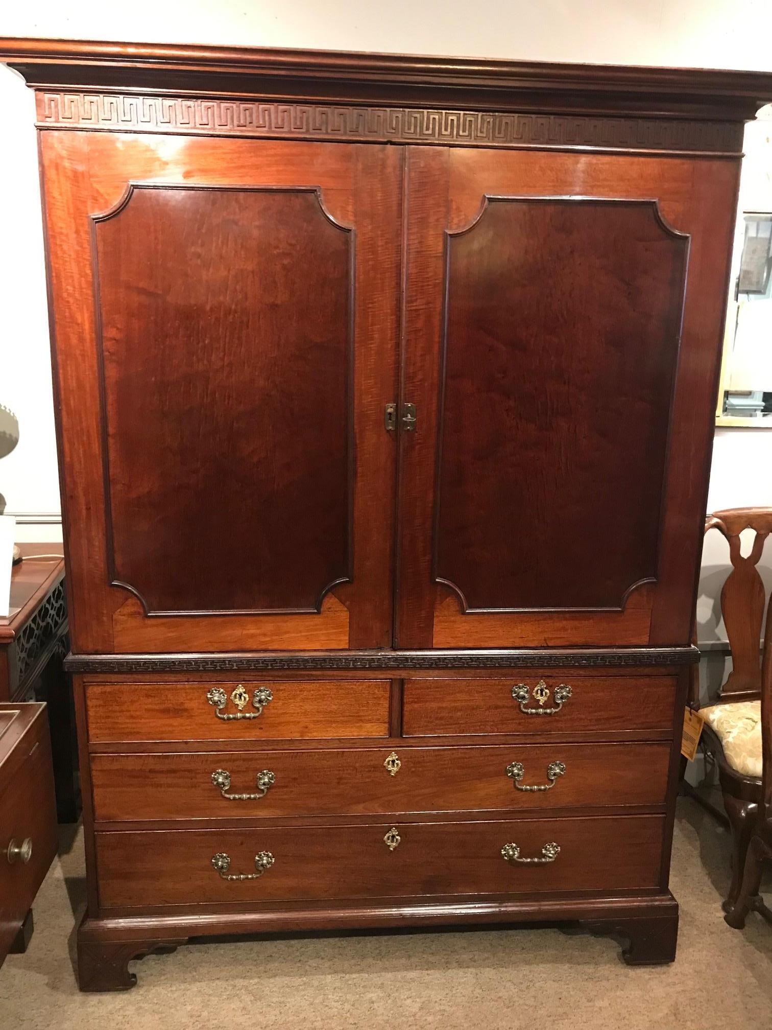18th Century George III Mahogany Linen Cupboard in the Manner of Chippendale In Good Condition For Sale In Dublin 8, IE