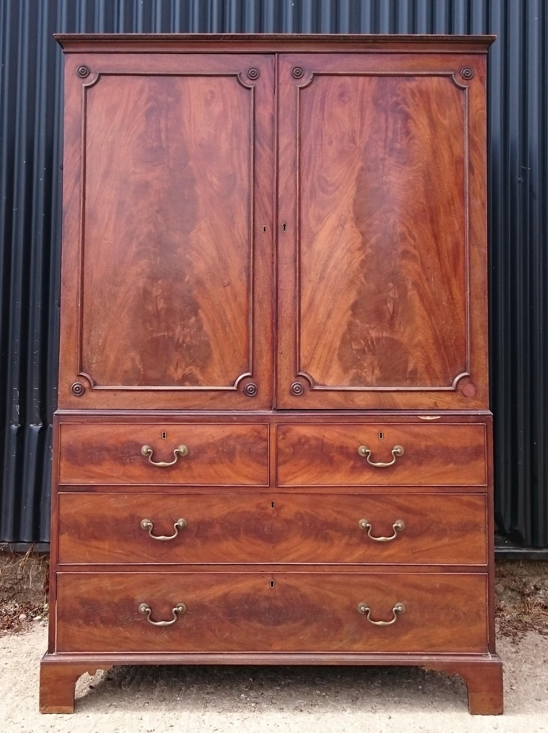 Very fine quality and very heavy George III period mahogany antique linen press. This linen press has all its sliders, it is made of exceptional quality mahogany and it has faded to a beautiful golden brown colour. The price includes restoration if