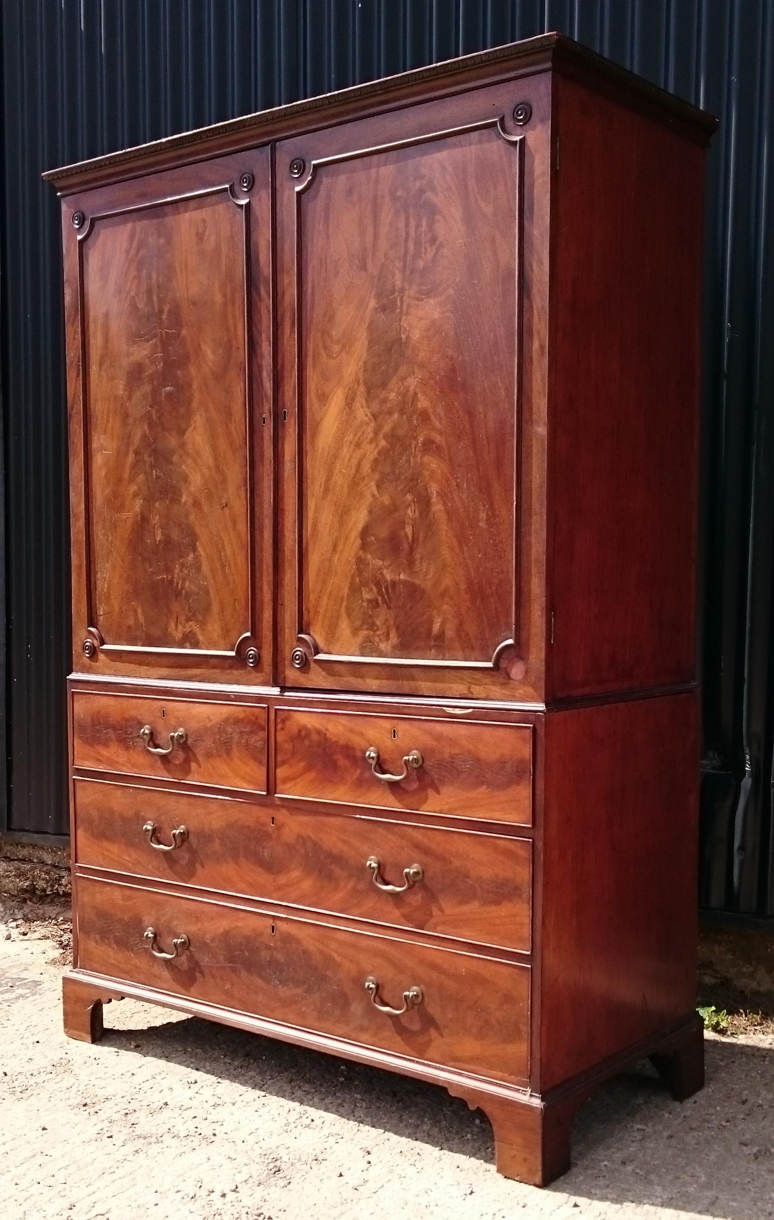 18th Century George III Mahogany Linen Press In Good Condition In Gloucestershire, GB