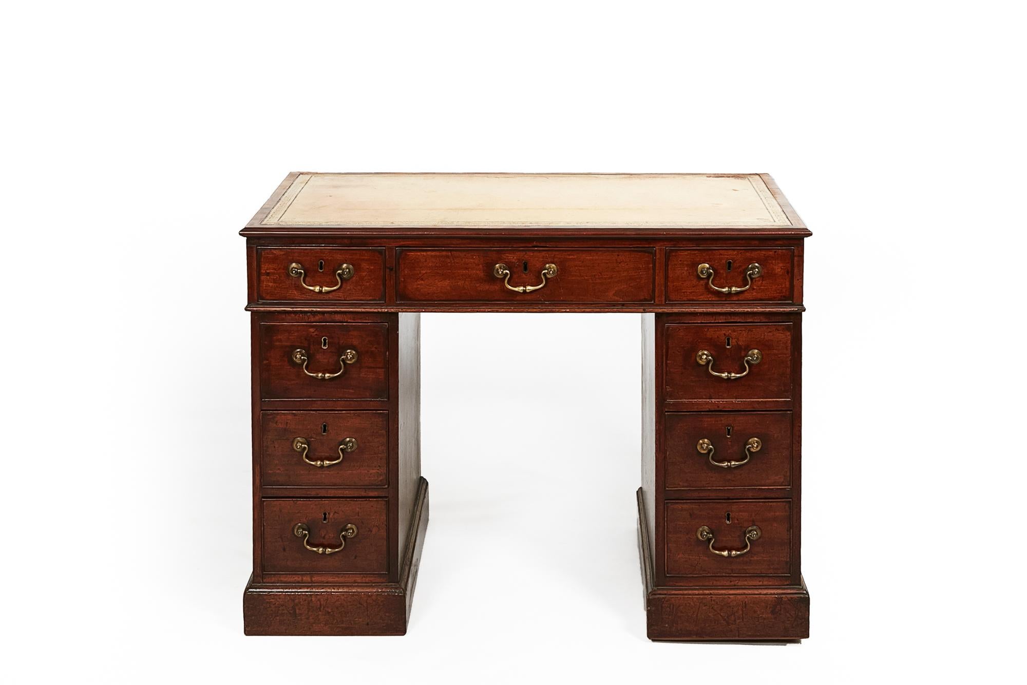 English 18th Century George III Mahogany Pedestal Desk For Sale