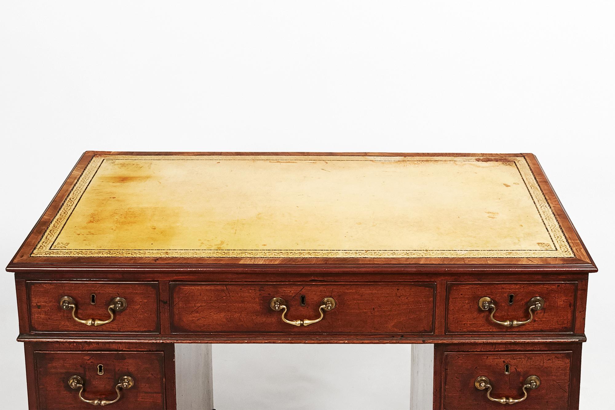 18th Century George III Mahogany Pedestal Desk In Good Condition For Sale In Dublin 8, IE