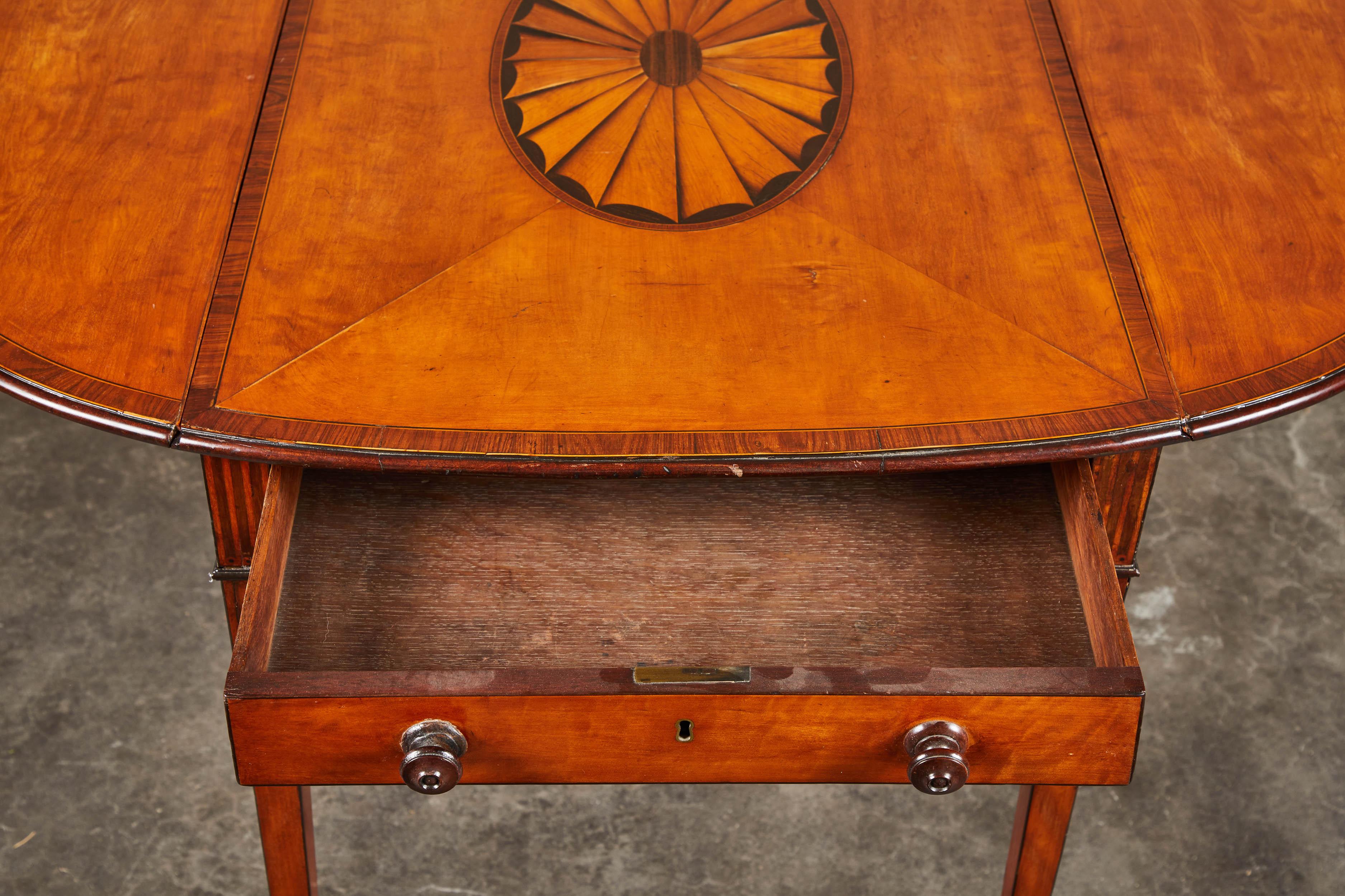 18th Century George III Mahogany Pembroke Table with Inlaid Fan In Good Condition In Pasadena, CA