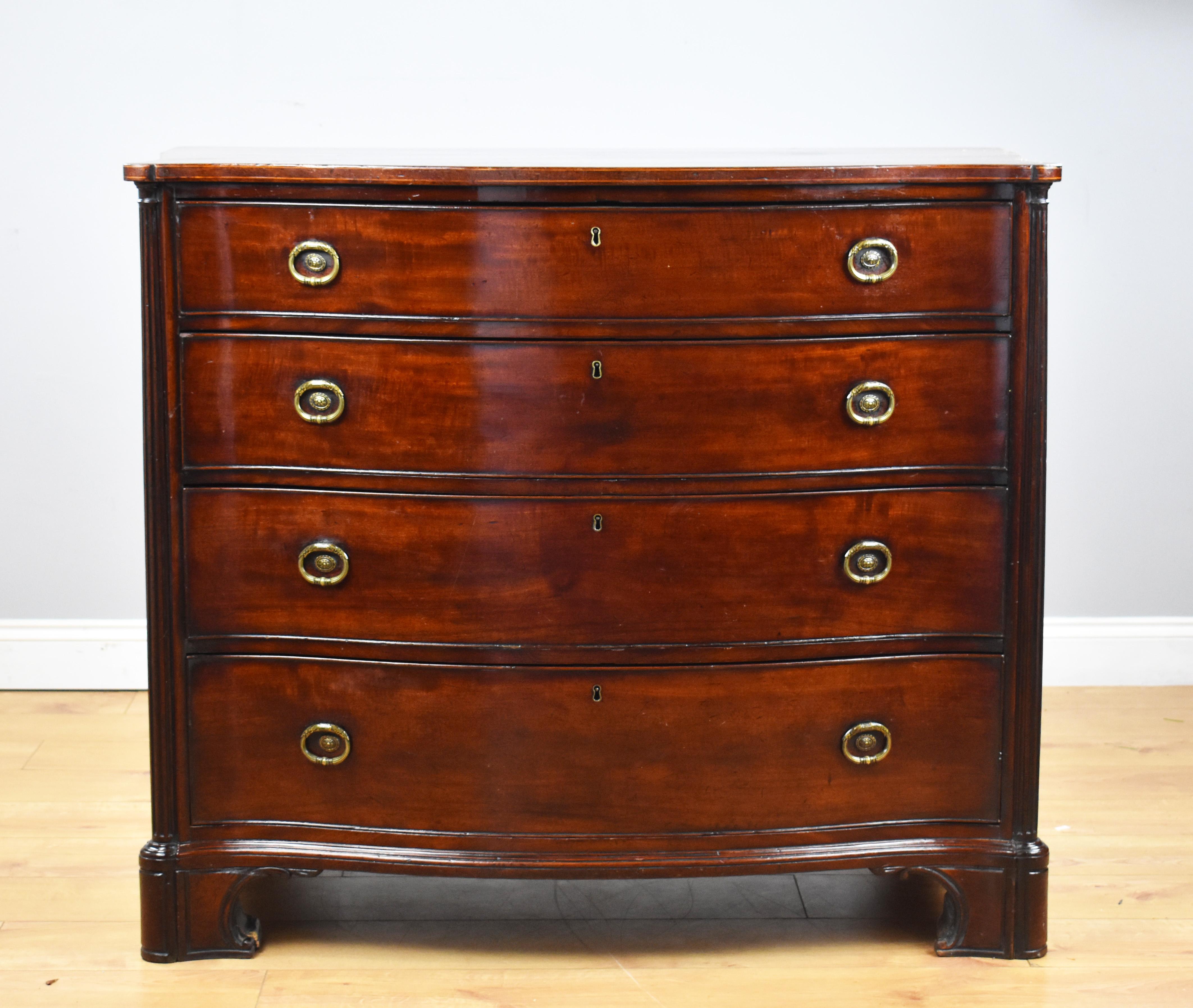 For sale is a good quality George III mahogany serpentine chest of drawers in the manner of Gillows, having a boxwood inlaid top, above four graduated serpentine drawers, each with brass loop handles, flanked by reeded columns raised on bracket