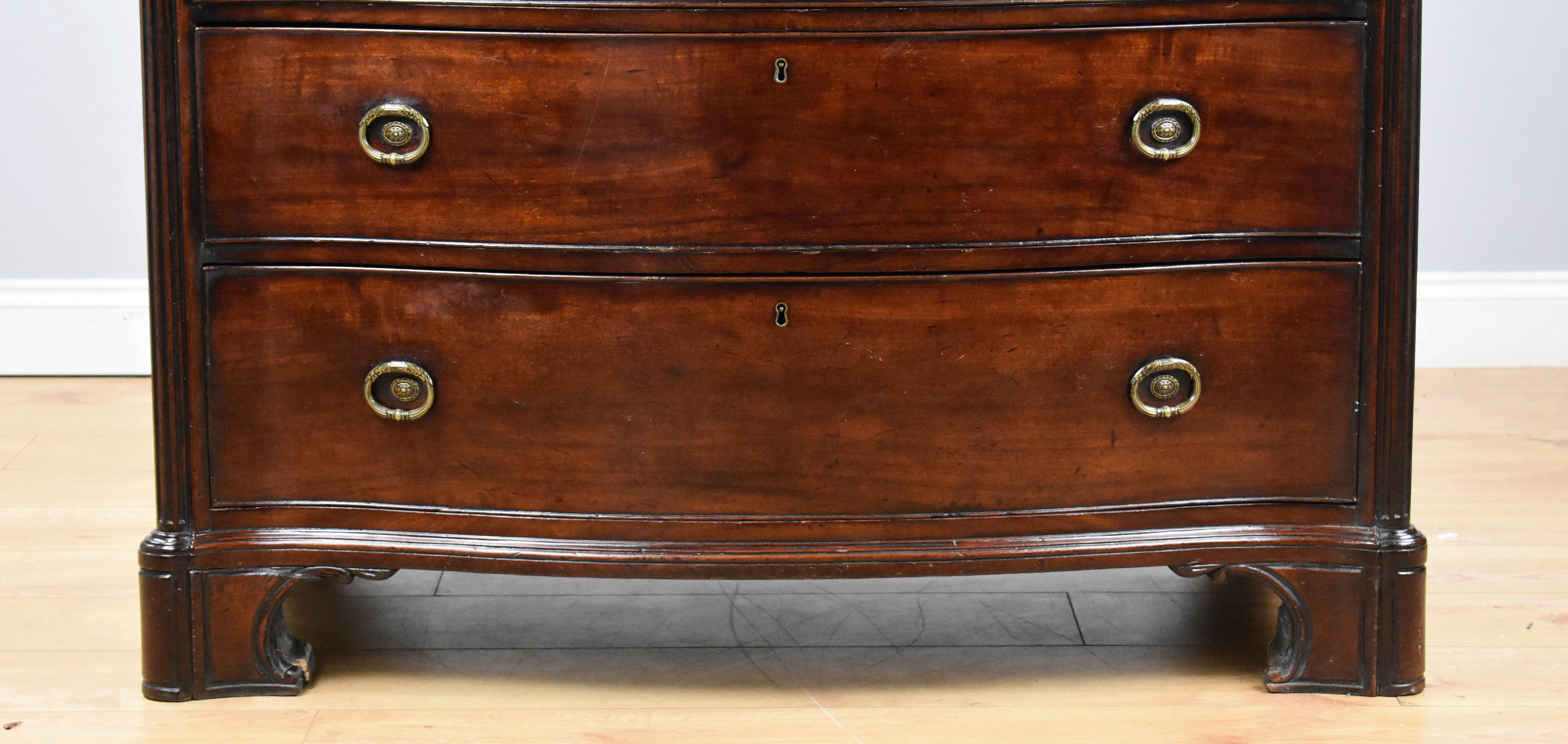 18th Century George III Mahogany Serpentine Chest In Good Condition For Sale In Chelmsford, Essex