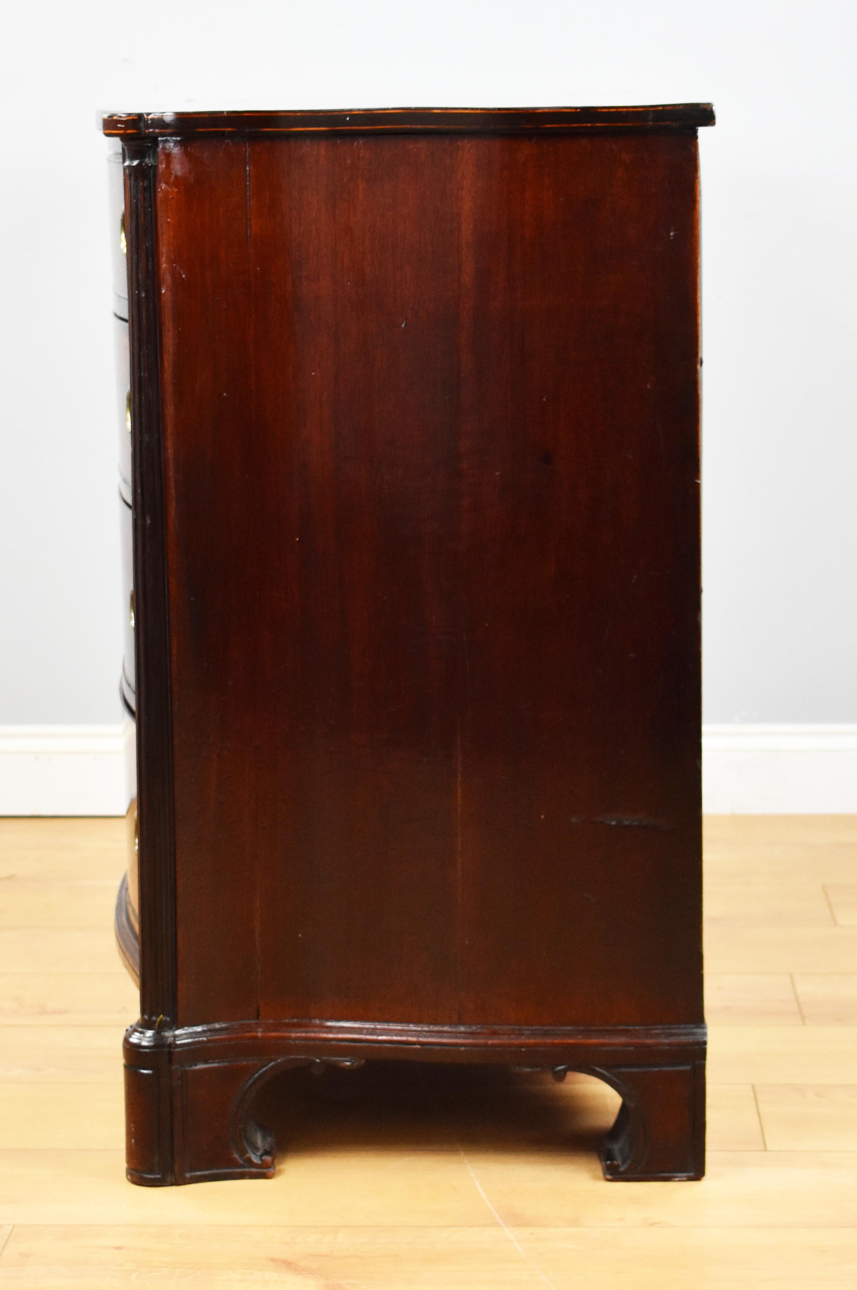18th Century George III Mahogany Serpentine Chest For Sale 4