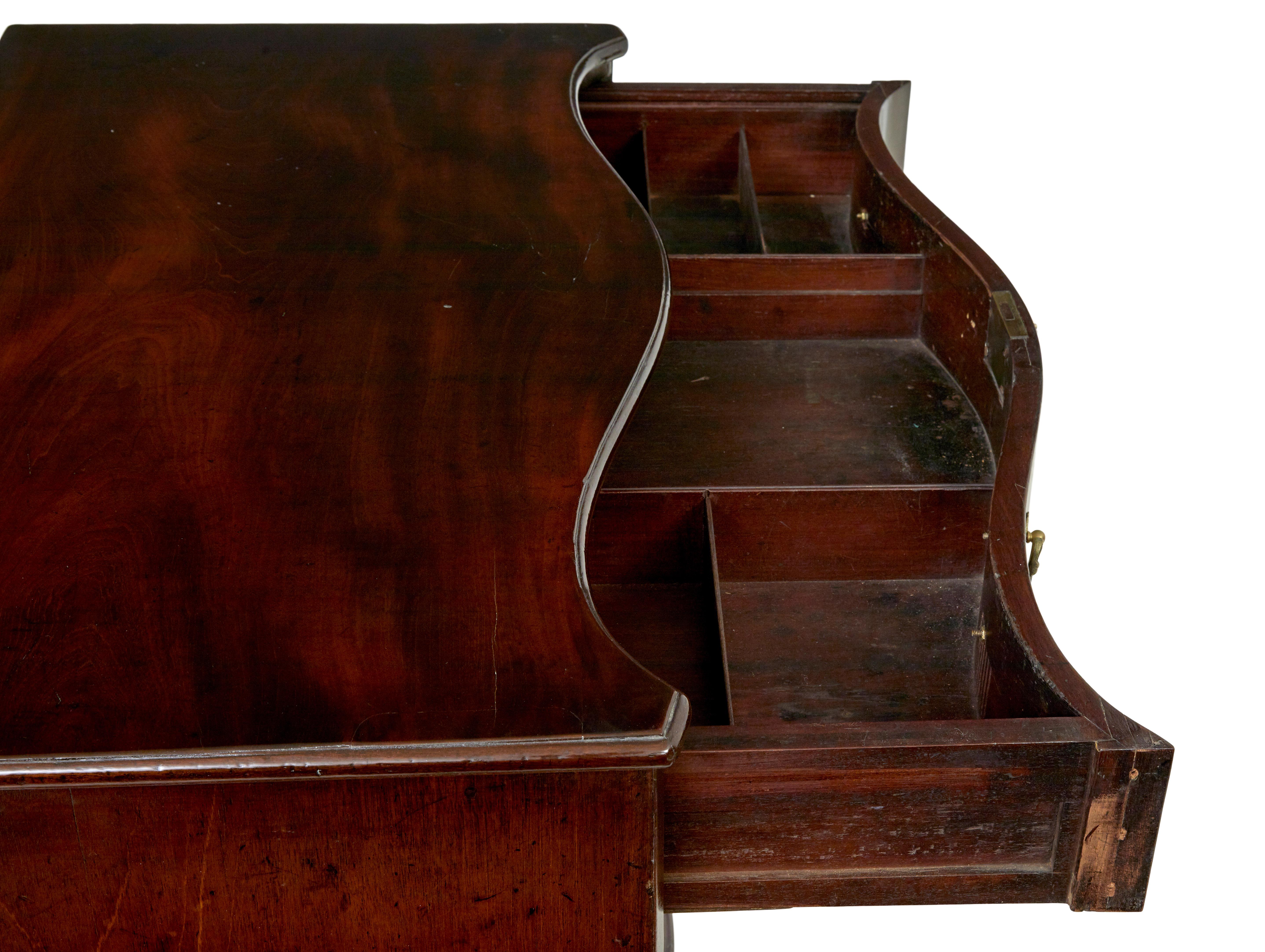 Cassettiera a serpentina in mogano di Giorgio III del XVIII secolo in vendita 4