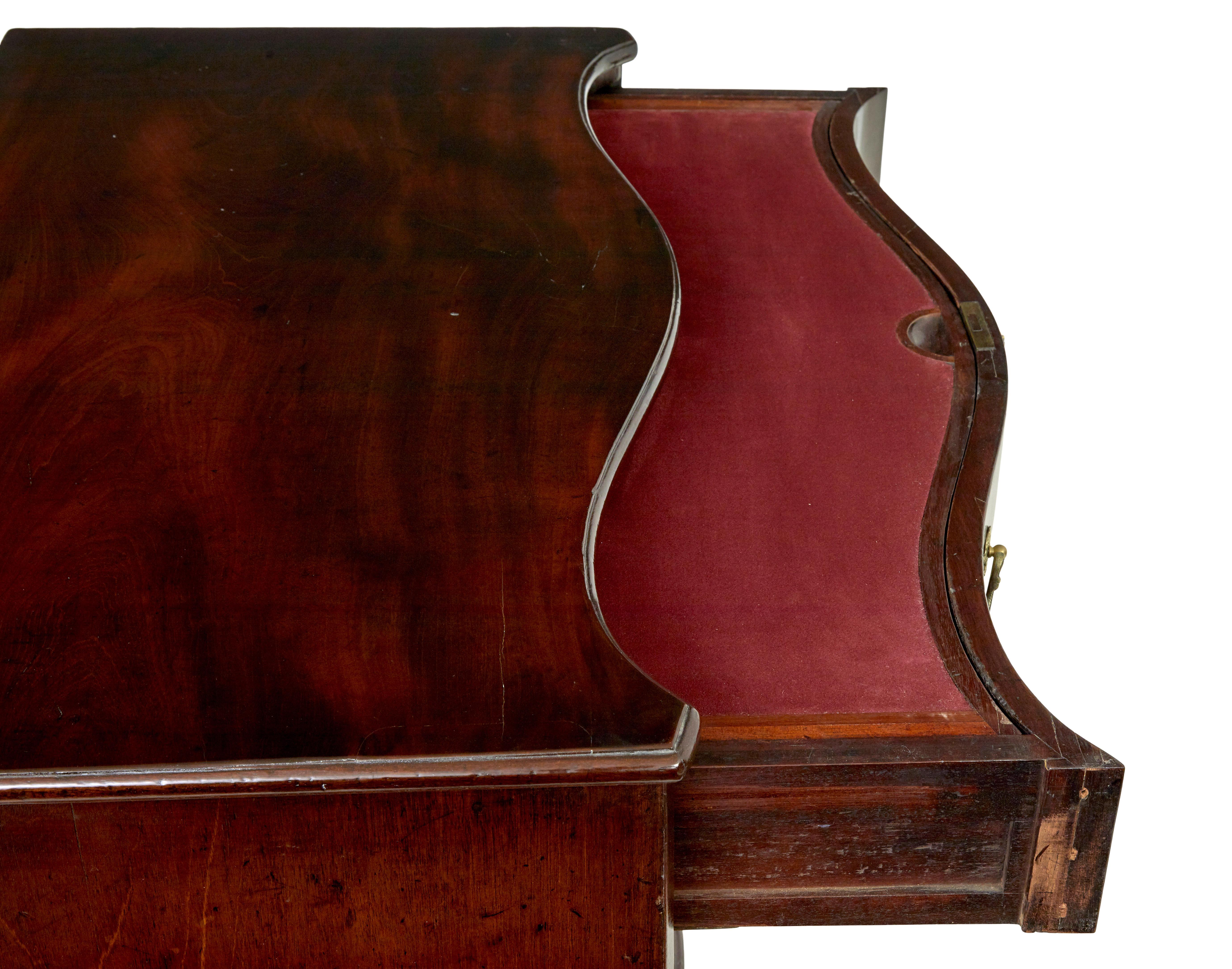 Cómoda serpentina de caoba Jorge III del siglo XVIII en venta 2