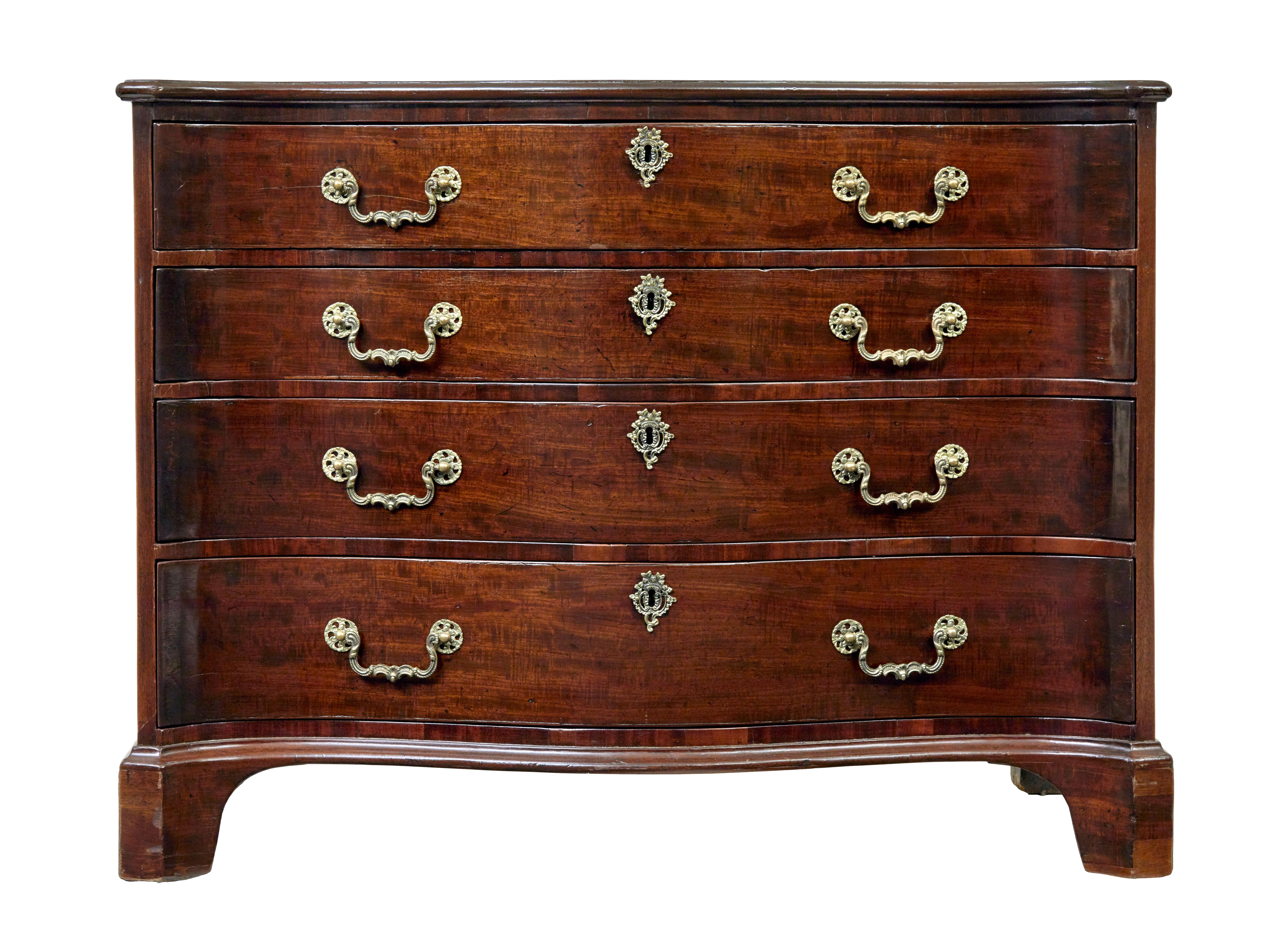 Cómoda serpentina de caoba Jorge III del siglo XVIII, hacia 1760.

Cómoda de época georgiana de fina calidad y forma serpentina, completa con corredera de cepillado.

Superficie superior de una sola pieza de madera.  La cómoda consta de 4 cajones