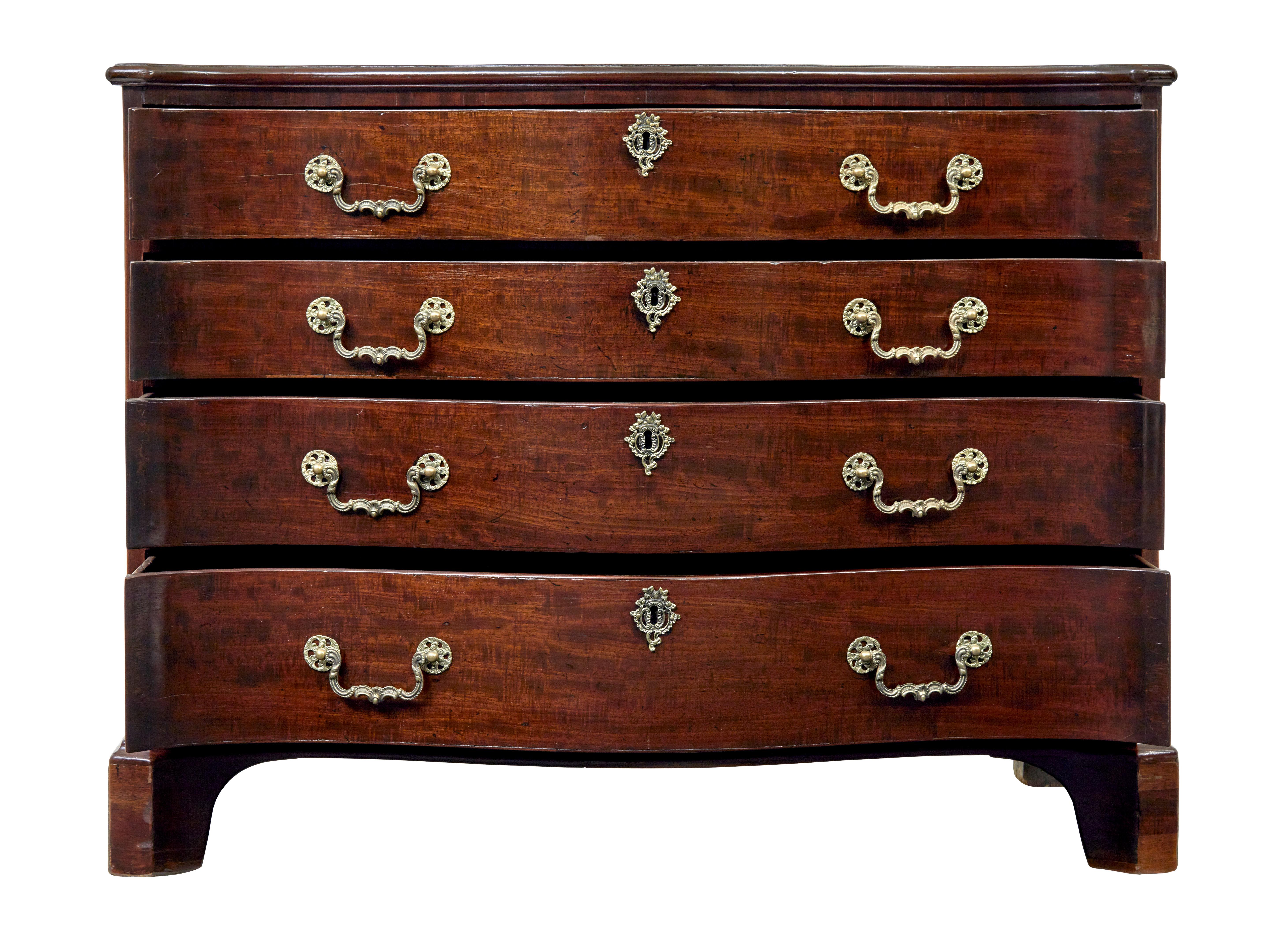 Inglese Cassettiera a serpentina in mogano di Giorgio III del XVIII secolo in vendita